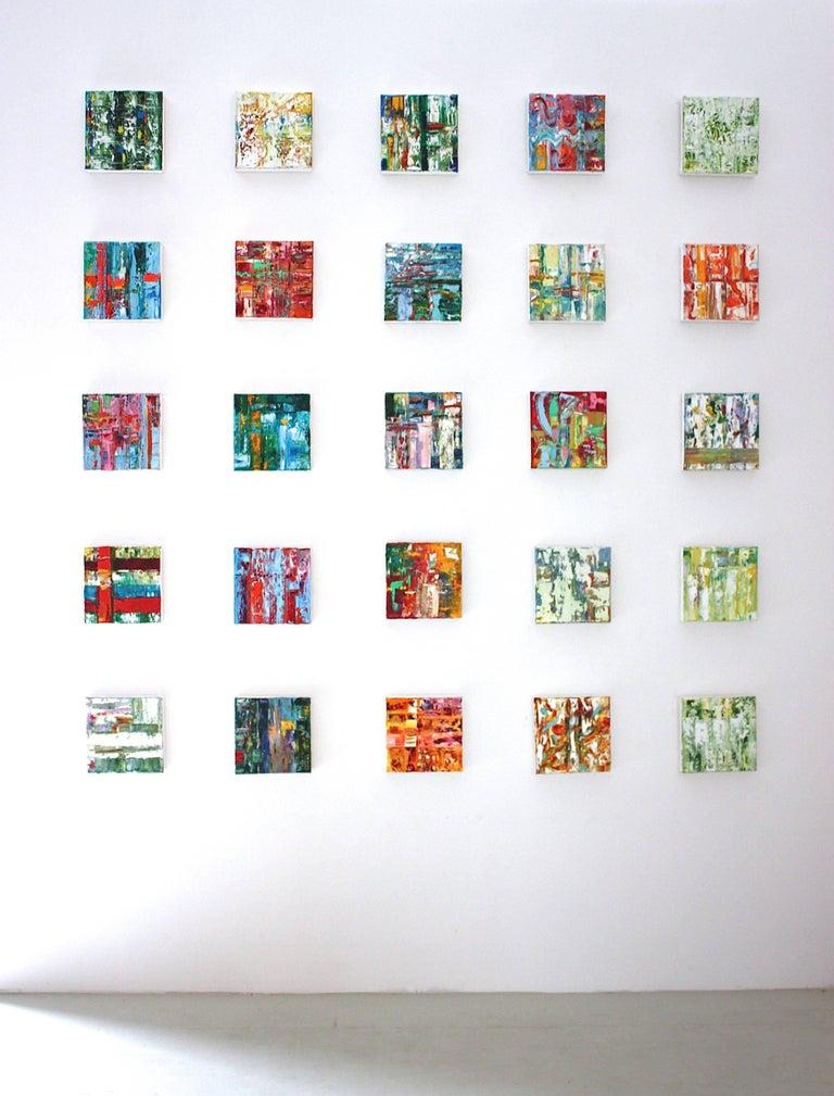 L'une d'une grande série de petites peintures expressionnistes abstraites carr�ées brillamment colorées, mesurant 8