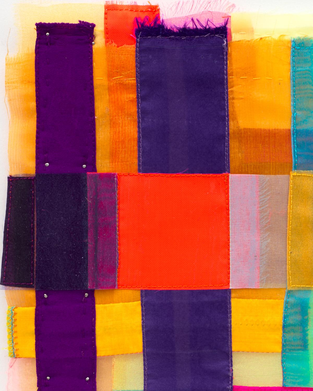 Mast, vibrant, semblable à des bijoux, bandes diaphanes de collages de tissus - Abstrait Mixed Media Art par Linda Kamille Schmidt