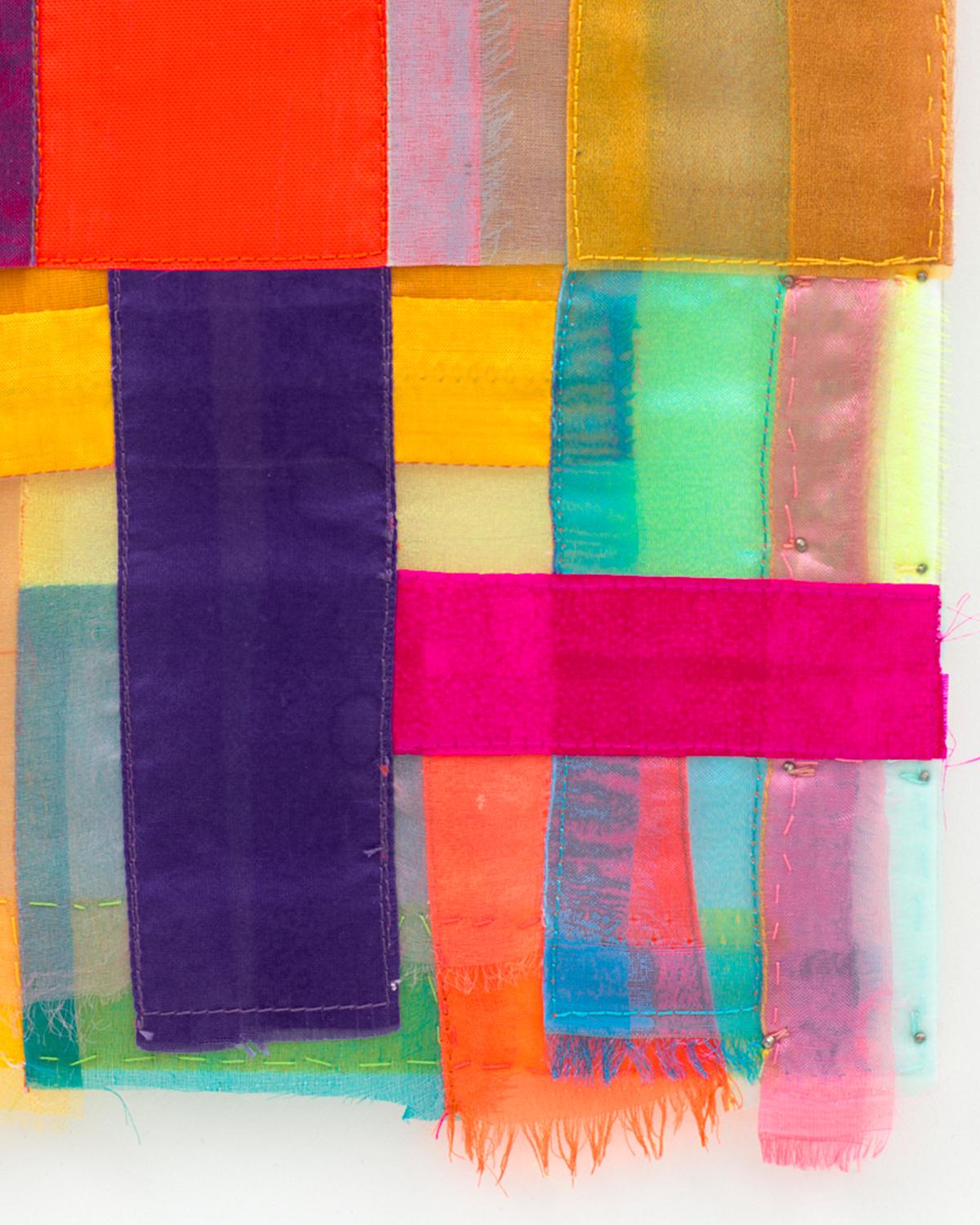 Linda Kamille Schmidt s'inspire des couleurs et des textures des tissus transparents et opaques qu'elle collectionne et coud en collages géométriques superposés. La construction de chaque pièce est un voyage. Grâce à ses méthodes de couture et à ses