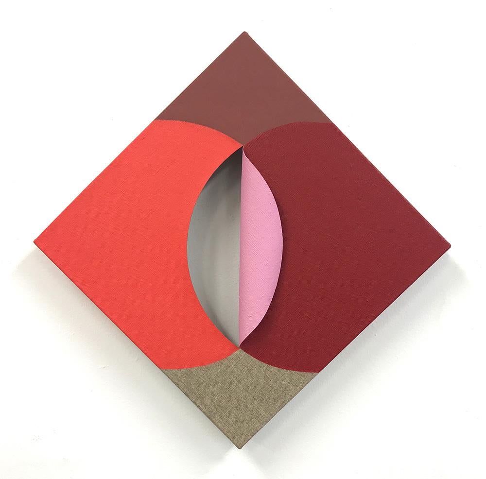 EQUIVALENCIA 124- Acrílico sobre Lino cortado - Rojo, Rosa Pintura Geométrica Abstracta - Art de Linda King Ferguson