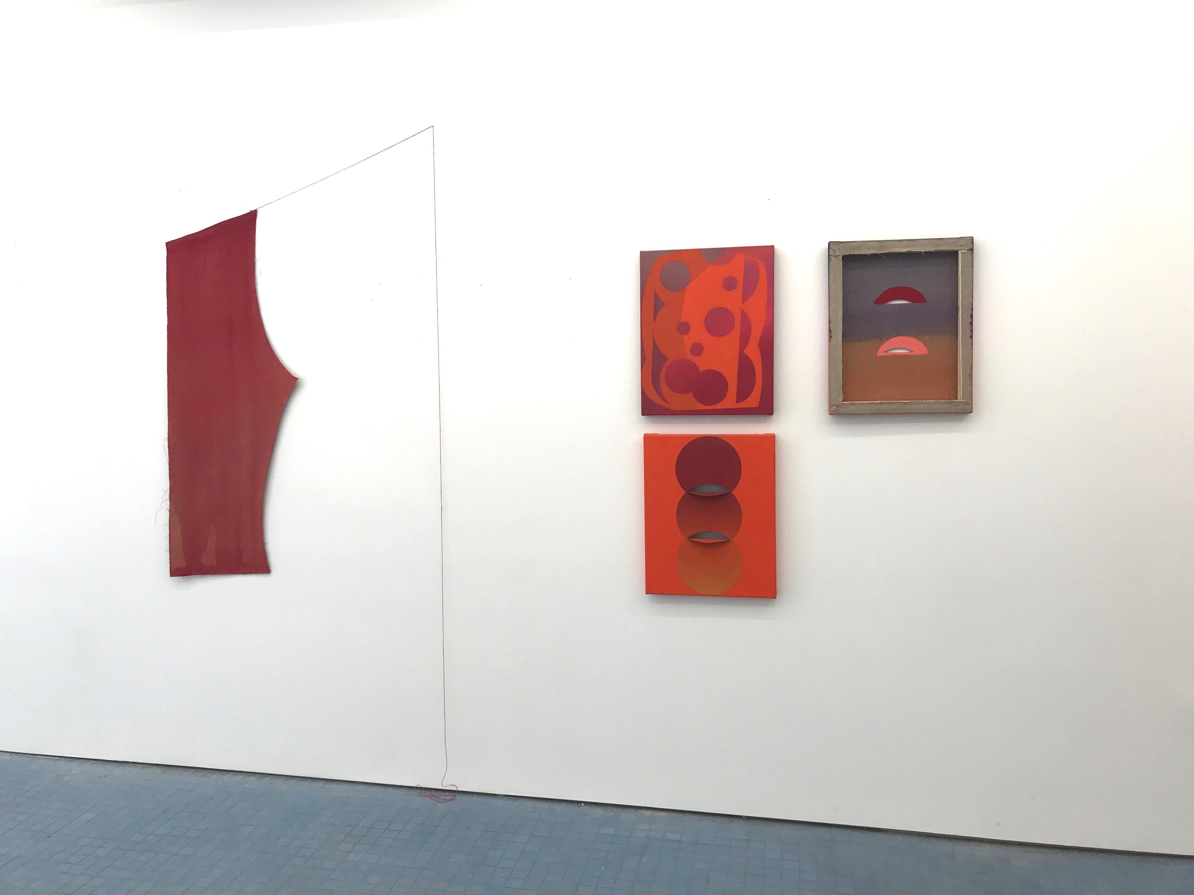 EQUIVALENCE 79- Acrylflecken und Sprühfarbe auf Leinen - Rot Abstrakt Geometrisch  (Geometrische Abstraktion), Art, von Linda King Ferguson
