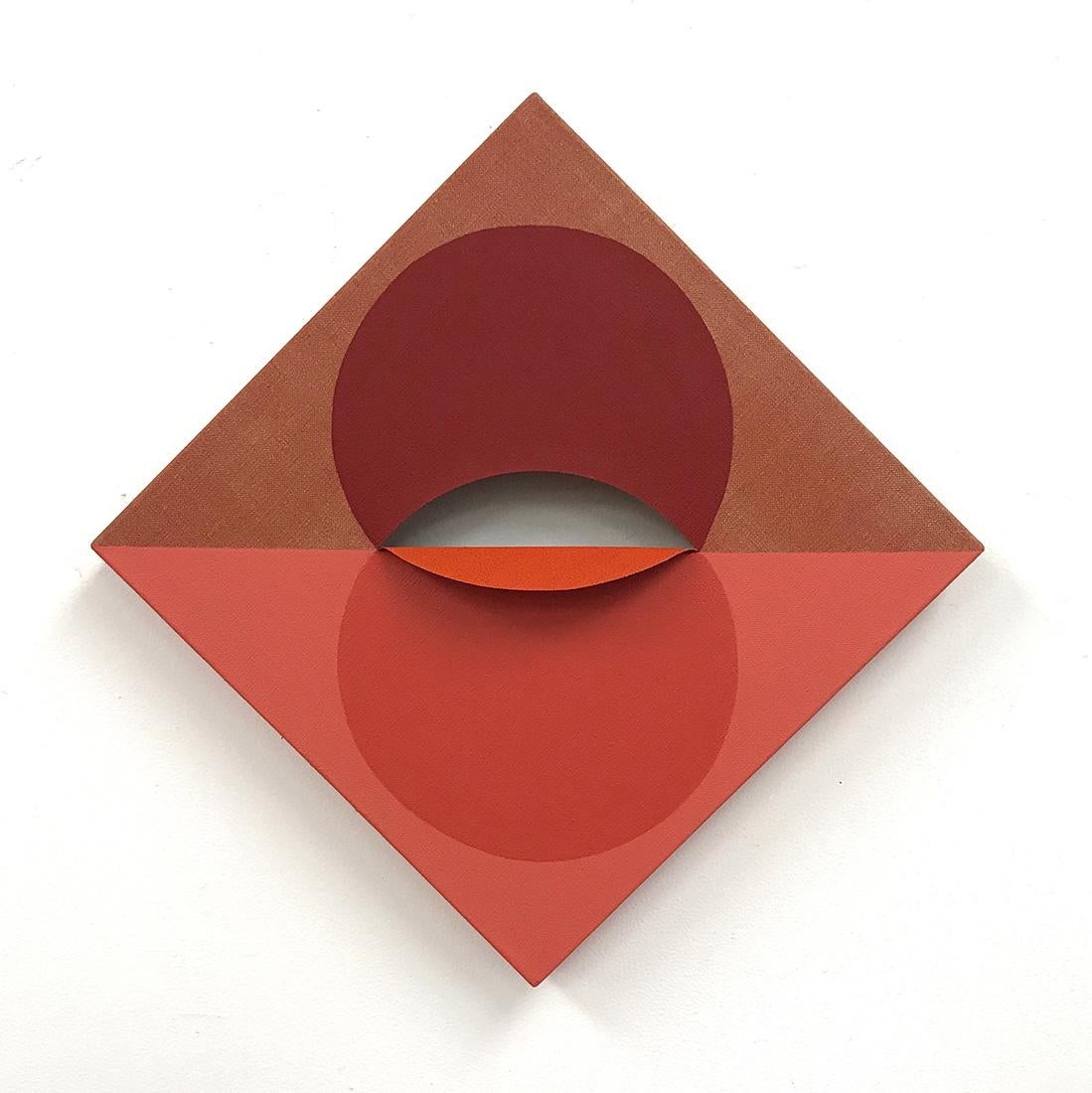 Linda King Ferguson Abstract Painting – EQUIVALENCE 92- Zinn und Acryl auf geschliffenem Leinen - Rotes abstraktes geometrisches Gemälde