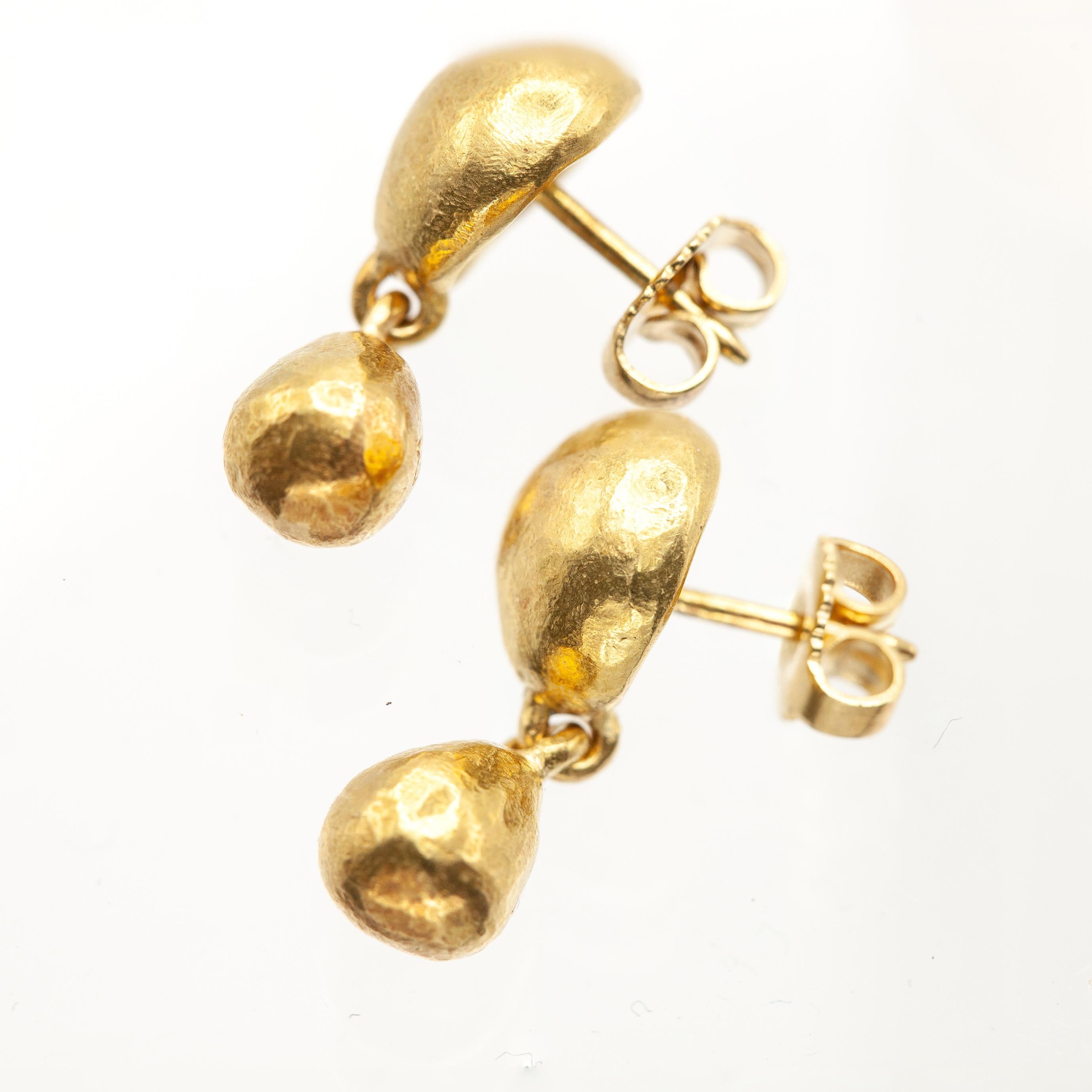 Seltene Linda Lee Johnson Ohrringe in 18k Gelbgold halbe Kuppel oben und ein Tropfen mit gehämmerten Finish Ohrringe haben Schmetterling zurück

Ungefähres Gewicht:
10.40 Gramm

Ungefähre Maße:
20mm x 10mm x 5mm

Punzierungen: 18k, Signatur