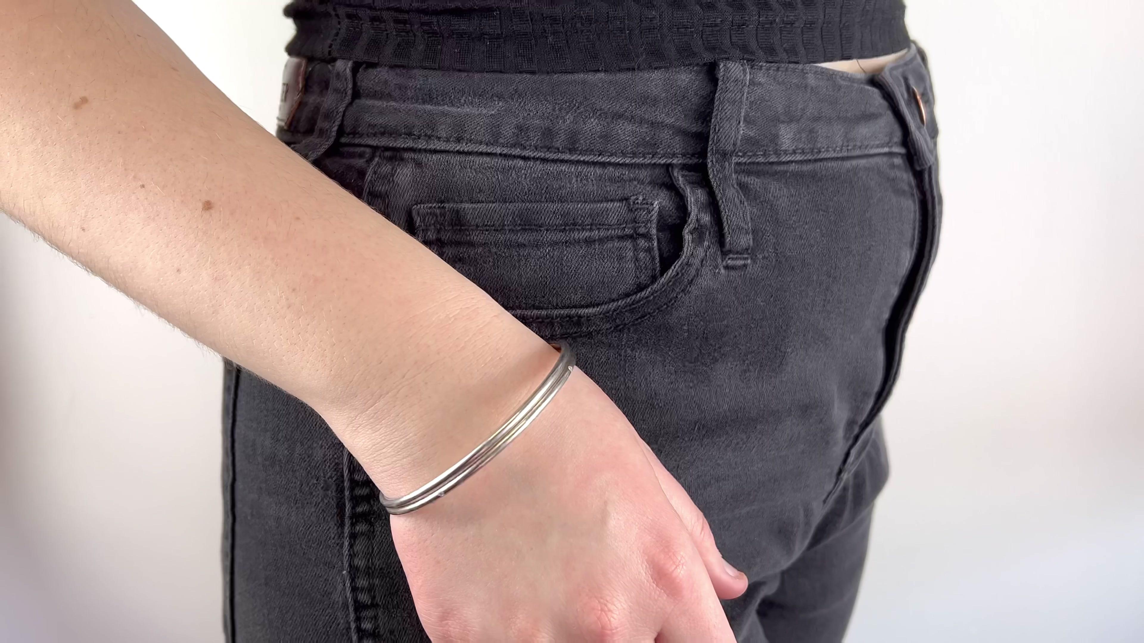 Ein Linda Lee Johnson Diamant Platin Armreif Set. Mit vier runden Diamanten im Brillantschliff mit einem Gesamtgewicht von ca. 0,10 Karat, bewertet mit D-E VVS. Gefertigt aus Platin mit Linda Lee Johnson-Marke. Um die 2000er Jahre. 

Über diesen