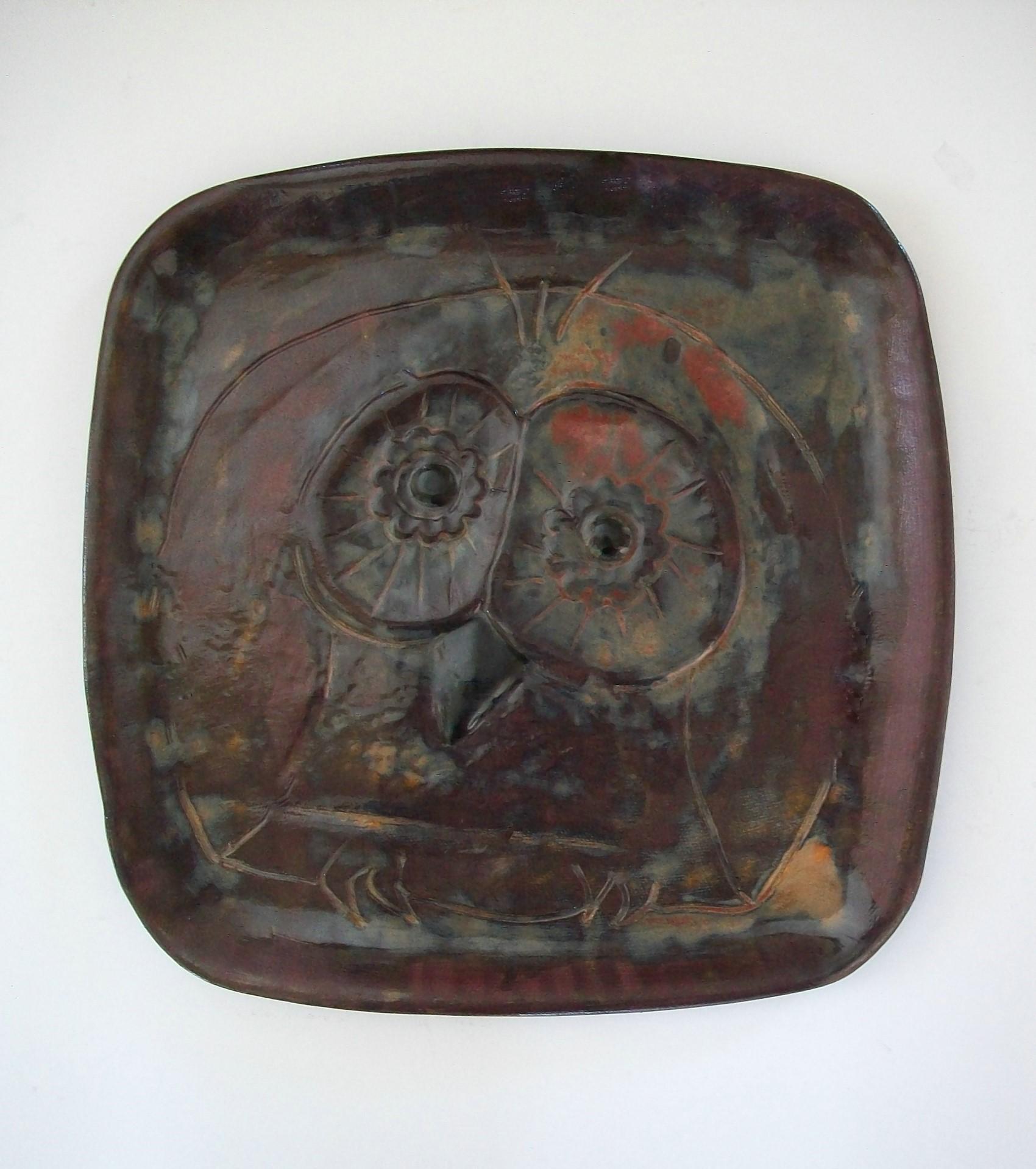 LINDA LEIGH - Studio Pottery 'owl' platter - featuring an incised design with multi color glazed finish - signed on the base - Canada (Chatham, Ontario) - 21st century.

Excellent / mint pre-owned condition - minor scuffs to the base - no loss -