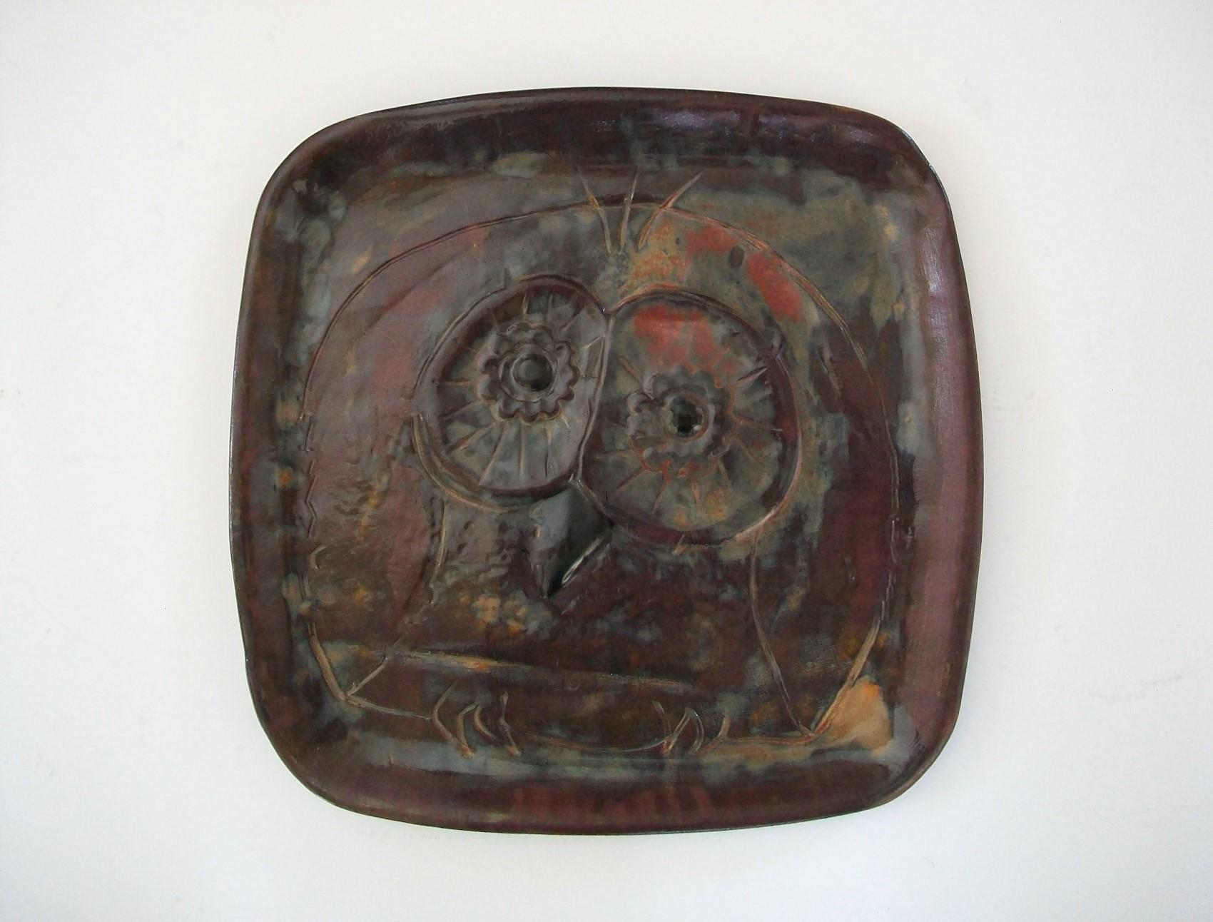 Organic Modern Linda Leigh - Studio Pottery 'Owl' Platter, Canada, 21st Century For Sale