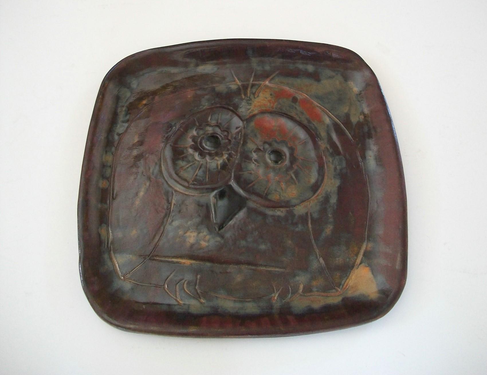 Canadian Linda Leigh - Studio Pottery 'Owl' Platter, Canada, 21st Century For Sale
