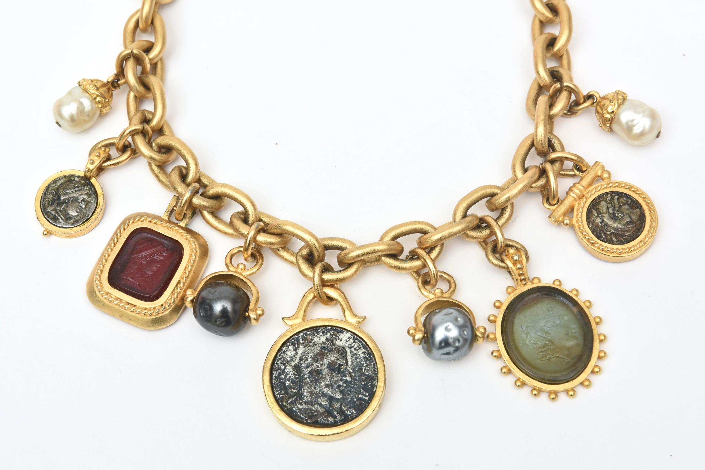 Ce magnifique collier pendentif d'inspiration romaine, serti et forgé à la main, est signé Linda Levinson. Il date des années 80. Elle a été créatrice de bijoux à une époque à New York. Elle est issue d'une longue lignée de dynasties