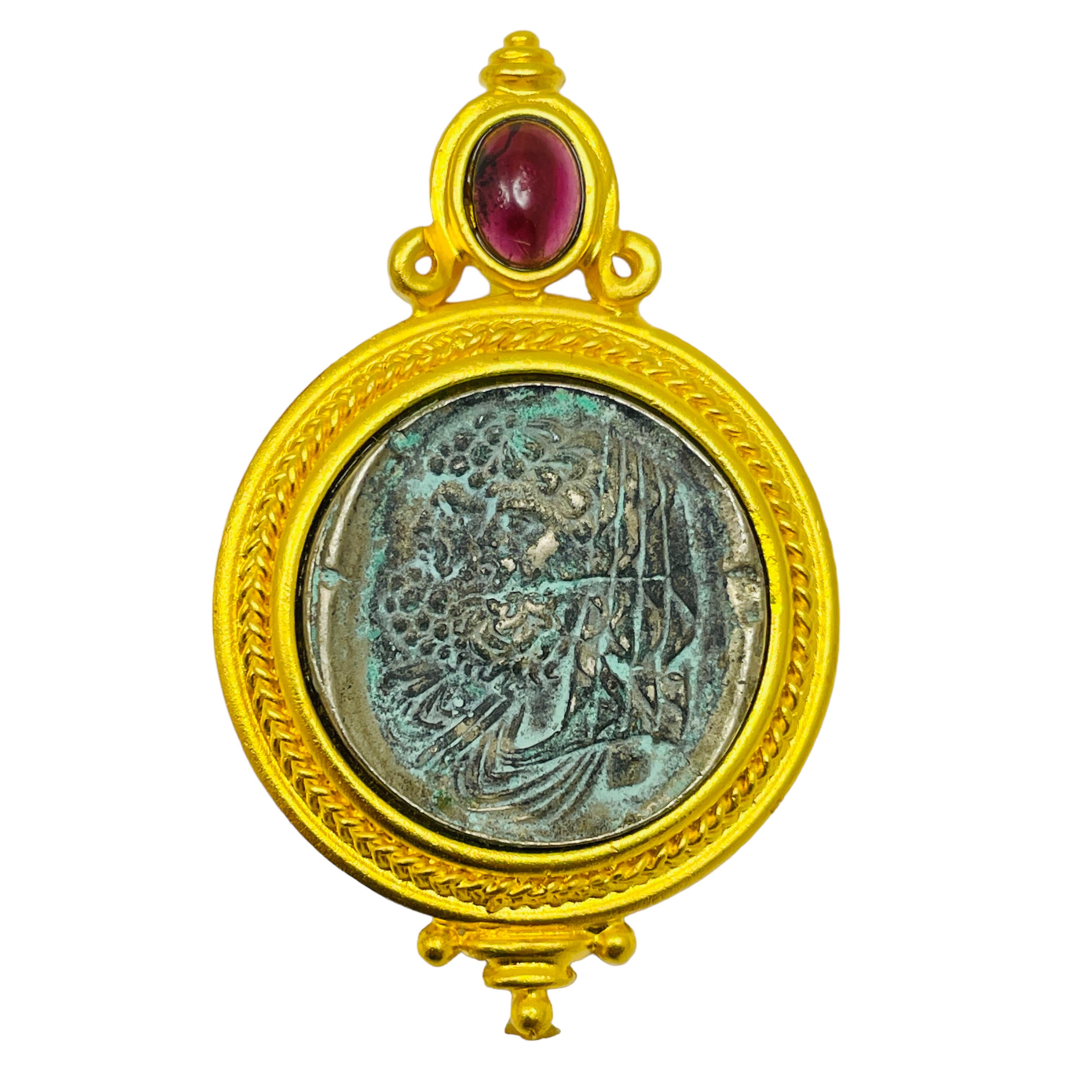 DETAILS

- • unterzeichnet von LINDA LEVINSON

- • goldfarben mit Glaskabine und falscher Münze

- • Vintage-Designer-Anhänger
  

MASSNAHMEN  

- •

CONDIT

- •  sehr guter Vintage-Zustand mit minimalen Gebrauchsspuren 

 Sku 32

❤️❤️  