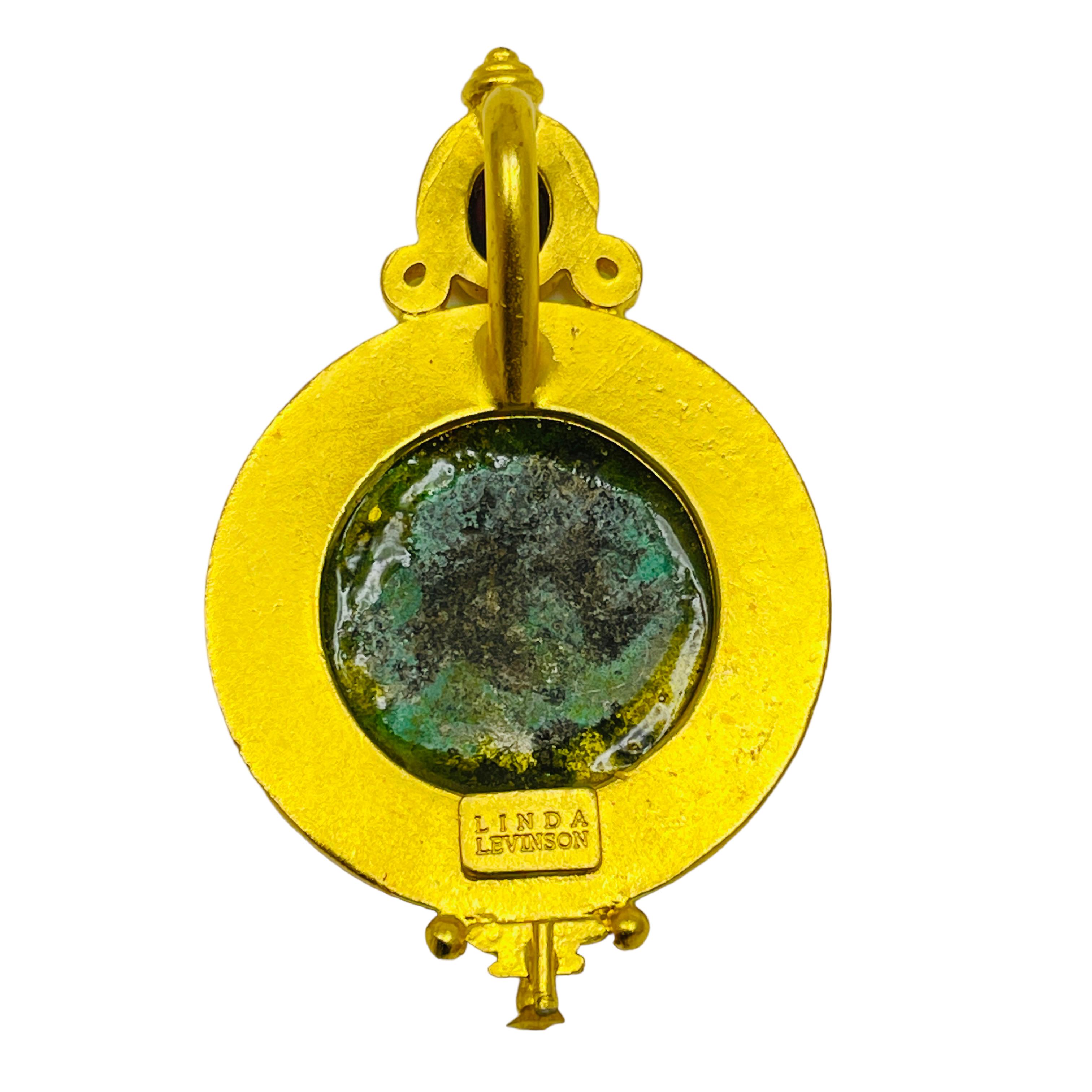 LINDA LEVINSON signiert Vintage Gold Ton antike Münze Designer Anhänger Halskette für Damen oder Herren im Angebot