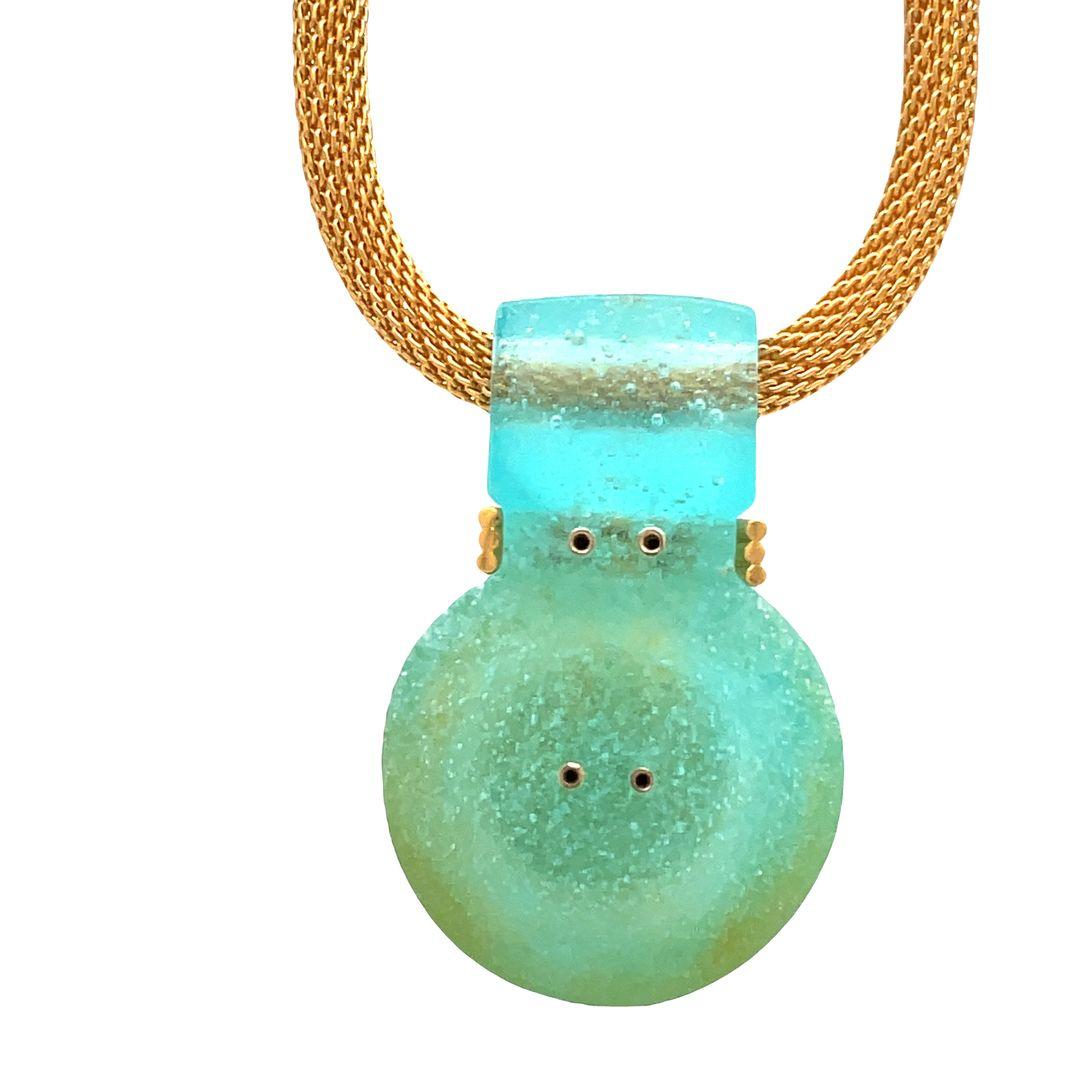 Donna Collana in vetro verde da collezione Linda Macneil Greene & Greene Serie MESH in vendita