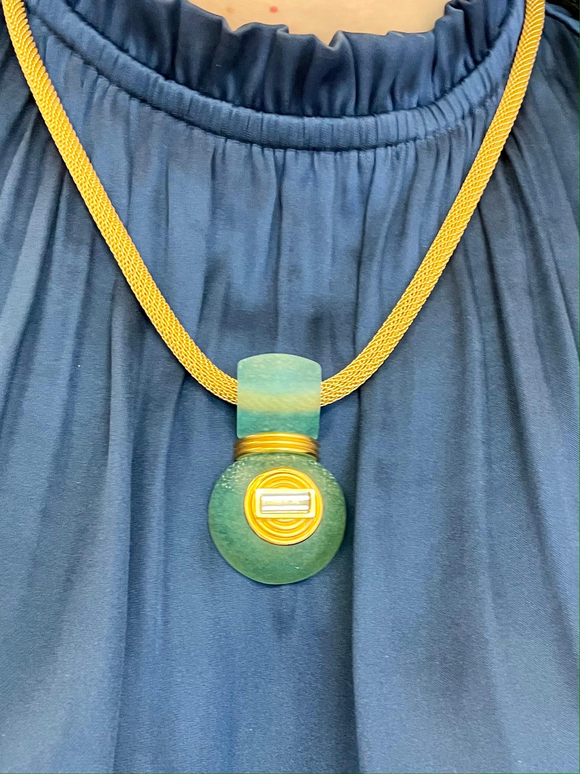 Collana in vetro verde da collezione Linda Macneil Greene & Greene Serie MESH in vendita 3
