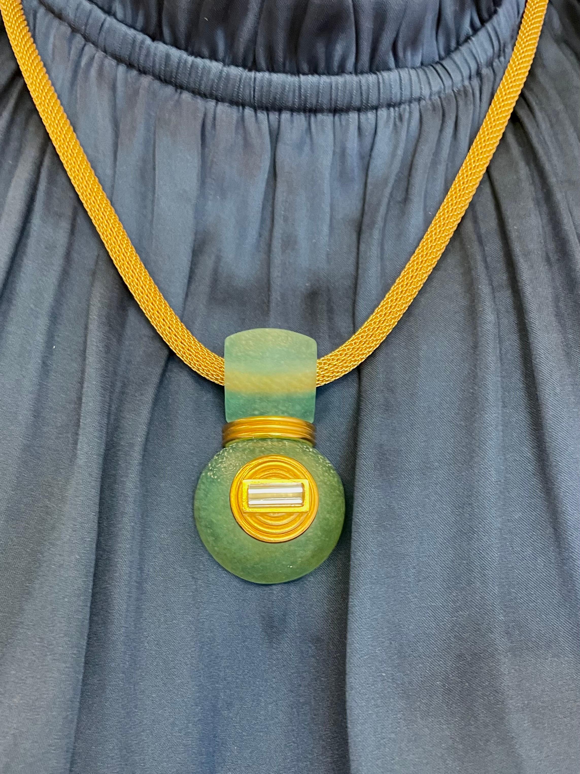Collana in vetro verde da collezione Linda Macneil Greene & Greene Serie MESH in vendita 4