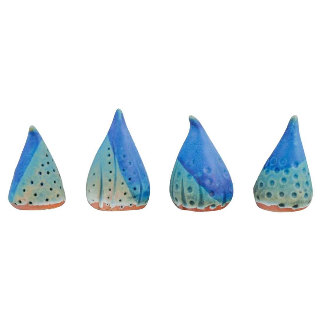 Linda Mathison. Quattro piccole sculture in ceramica con smalto turchese.