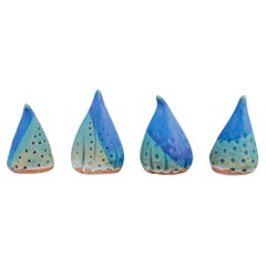 Linda Mathison. Quattro piccole sculture in ceramica con smalto turchese.