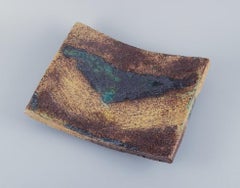 Linda Mathison, Suède.  Grand plat en céramique unique sur quatre pieds.