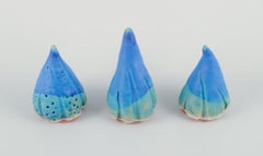 Linda Mathison. Drei kleine Keramikskulpturen in türkisfarbener Glasur.