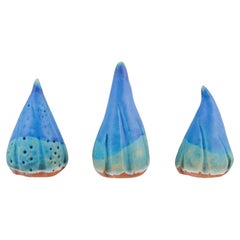 Linda Mathison. Tre piccole sculture in ceramica con smalto turchese.
