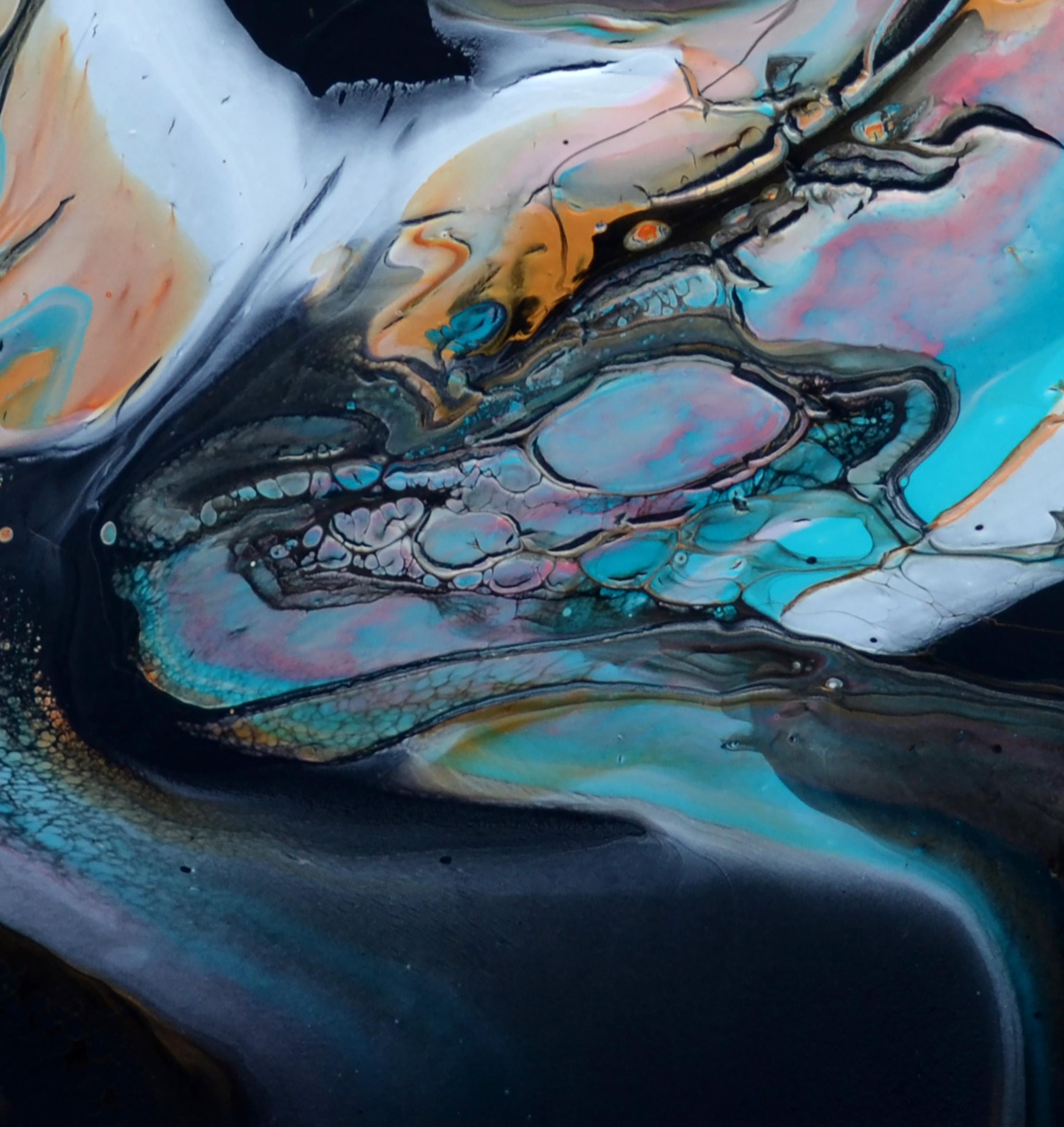 <p>Kommentare des Künstlers<br>In diesem fließenden Acrylbild fließen Wirbel aus Türkis, Orange und Weiß über einen dunklen Hintergrund. Die Farben vermischen und trennen sich und formen anmutige Formen und zellenartige Muster. In diesem Werk