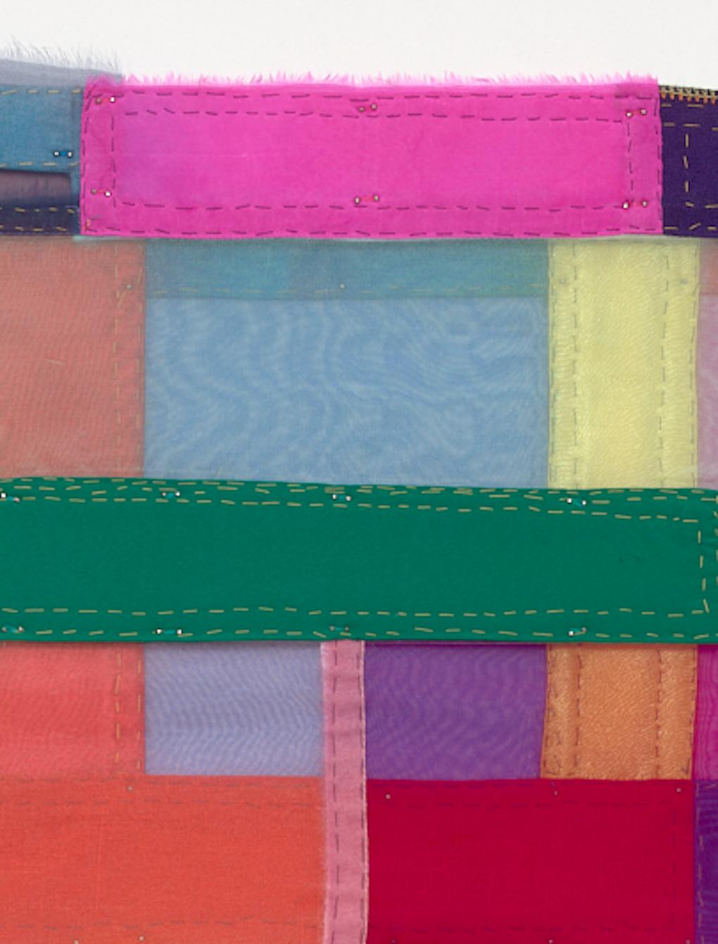 Dans Clef, Linda Kamille Schmidt compose un collage lyrique de tissus qui fait écho au rythme de la musique et de la mémoire. Des bandes superposées de textiles translucides et opaques sont cousues pour former un patchwork vibrant de couleurs, de