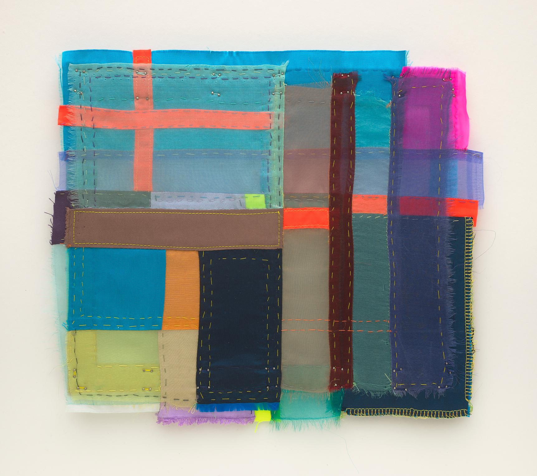 Abstract Painting Linda Schmidt - Plus, collage de tissu géométrique vibrant en bleu, orange, magenta et marine, 15x17