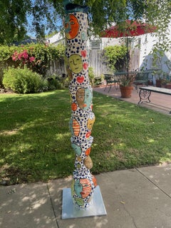 Abstraktes Totem mit blauem Vogel