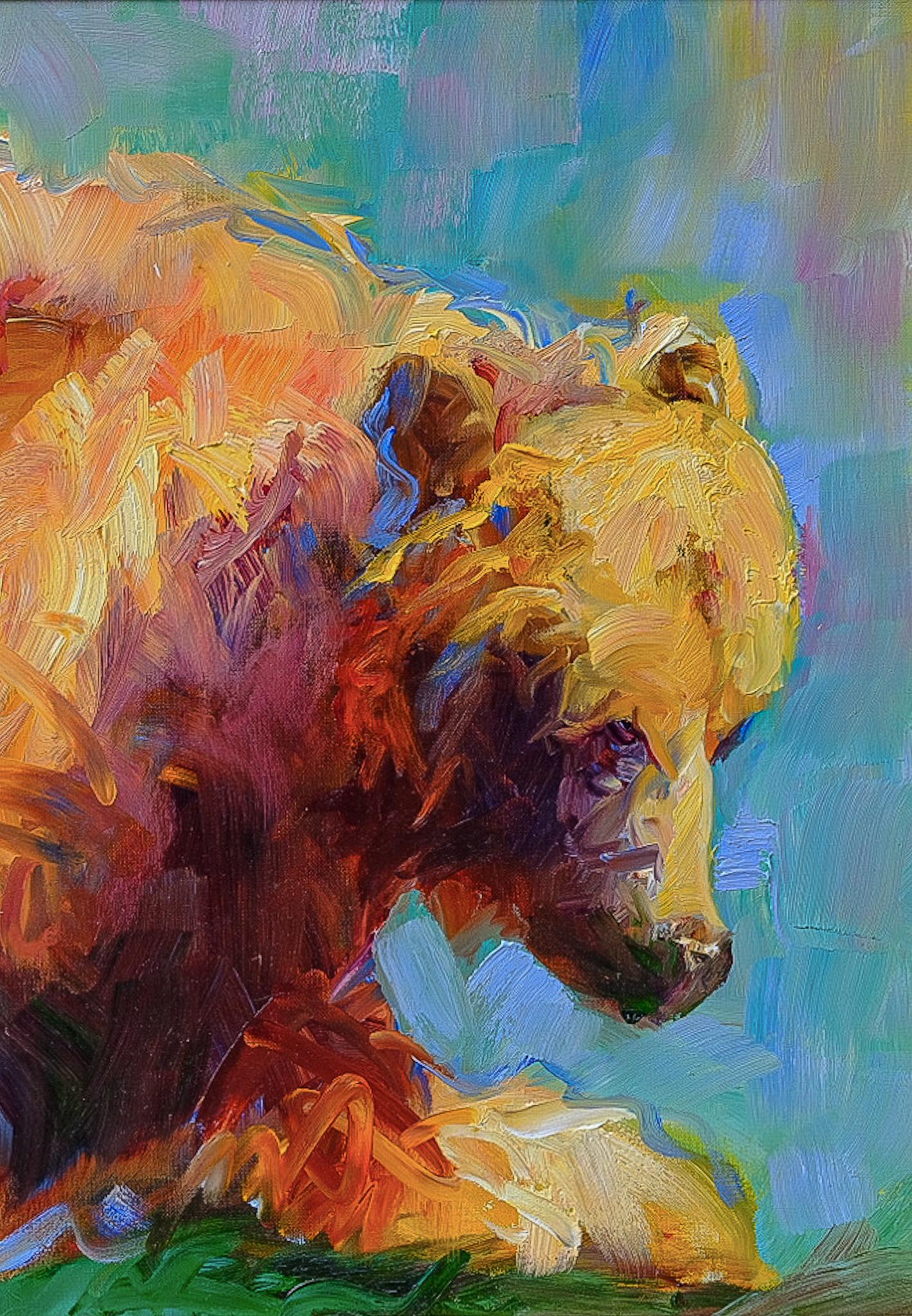 Una encantadora y caprichosa composición con un peludo oso pardo recostado sobre un fondo turquesa, azul y lavanda. El oso está representado en una enérgica ráfaga de trazos expresionistas. El azul, el dorado, el burdeos, el crema y el negro