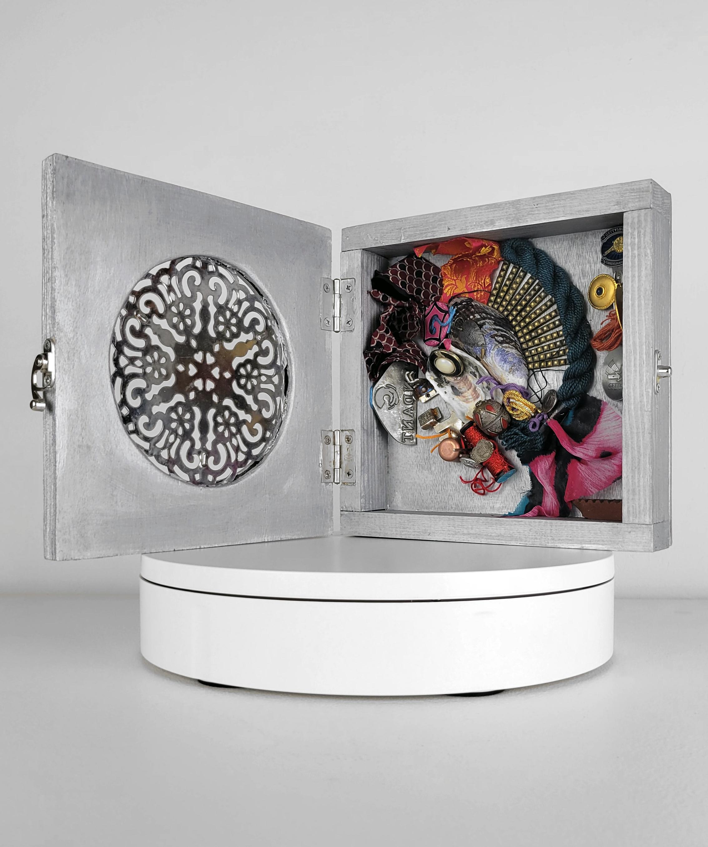 Linda Stein, Caso 1203 - Scultura Wunderkammer a tecnica mista di arte contemporanea in vendita 1