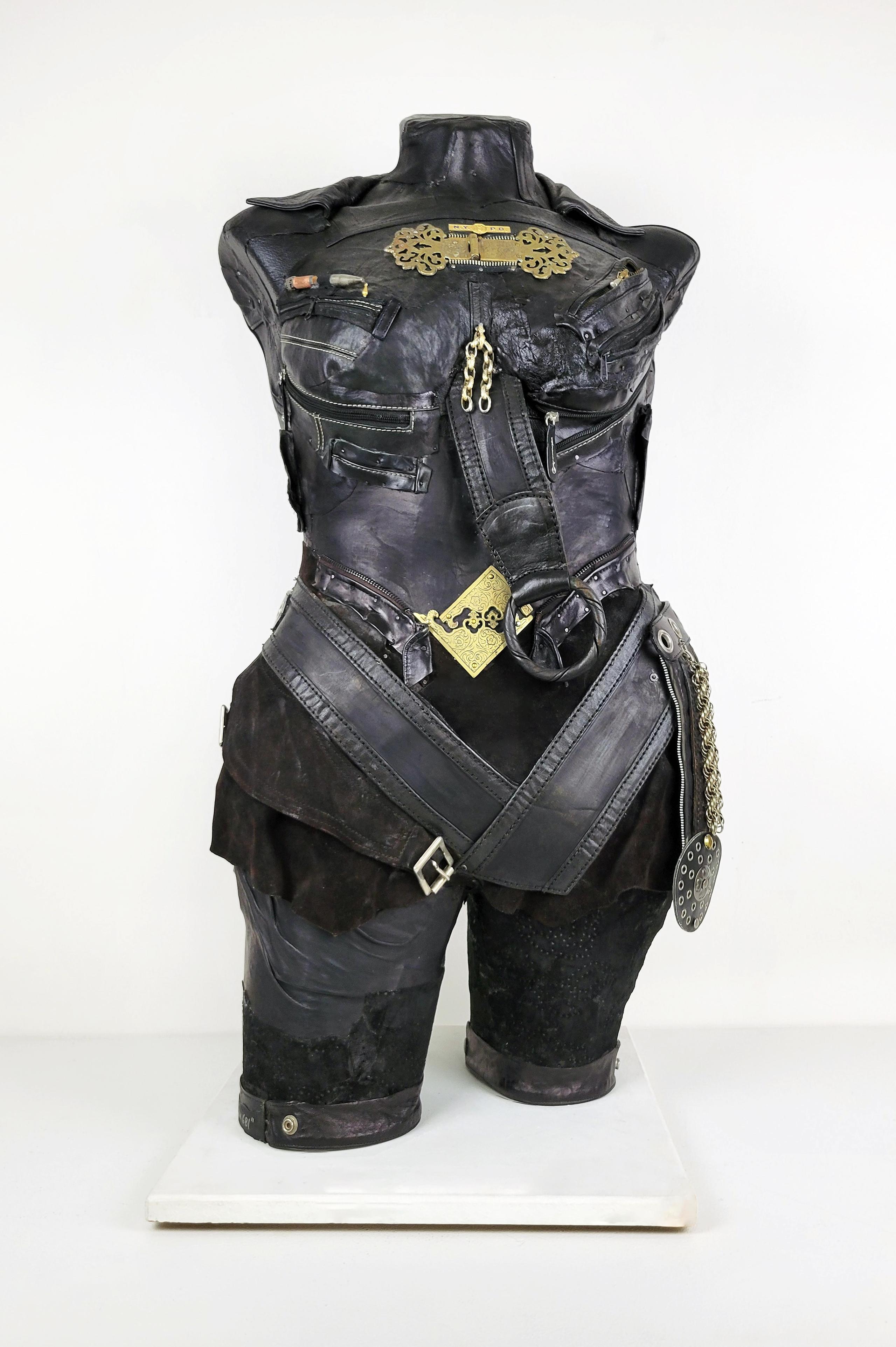 Scultura contemporanea femminista in pelle nera/argento con torso in metallo - MascuFem 681