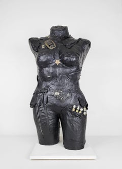 Sculpture contemporaine féministe en métal avec torse en cuir noir/argenté - In Charge 694