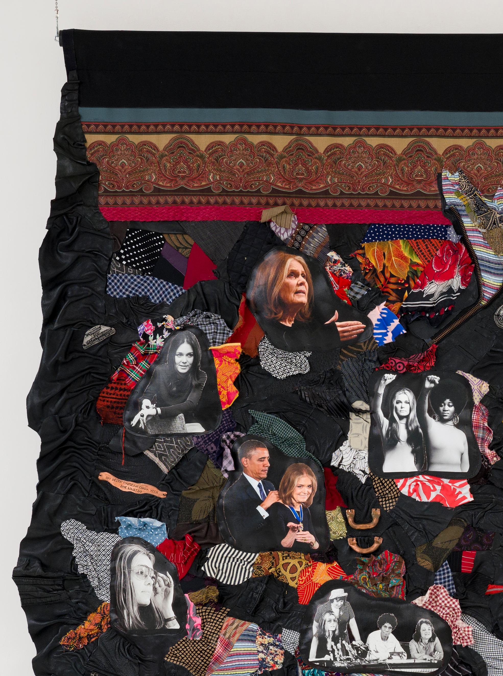 Tapisserie sculpturale contemporaine en tissu et cuir - Gloria Steinem 1037 - Sculpture de Linda Stein