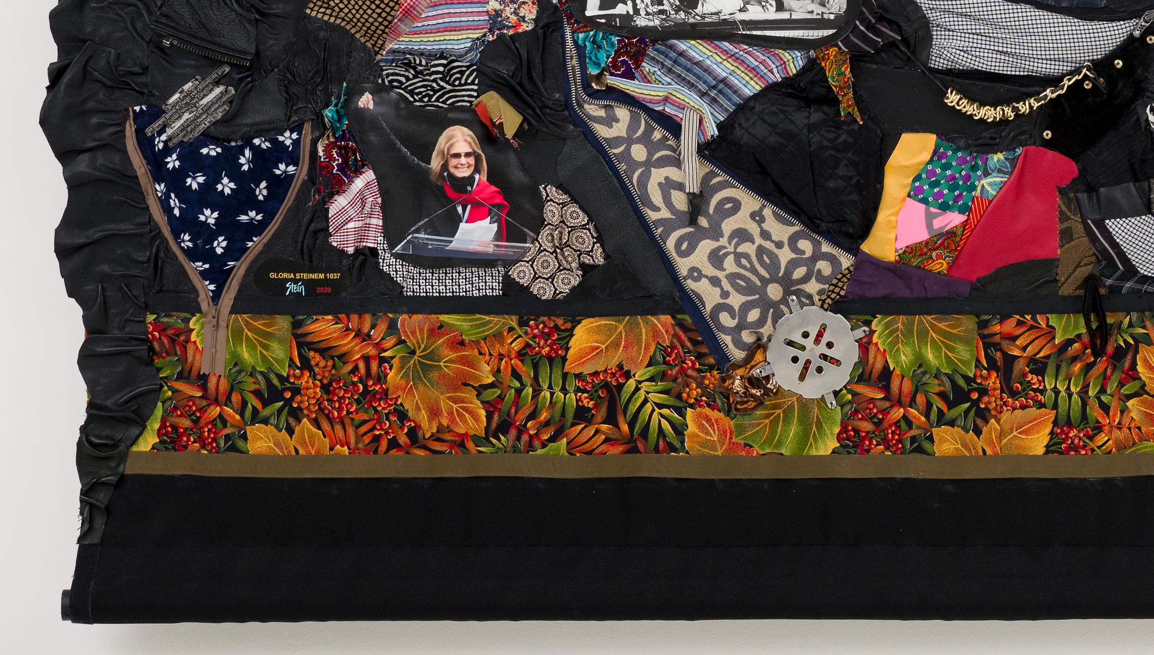 Tapisserie sculpturale contemporaine en tissu et cuir - Gloria Steinem 1037 - Marron Figurative Sculpture par Linda Stein