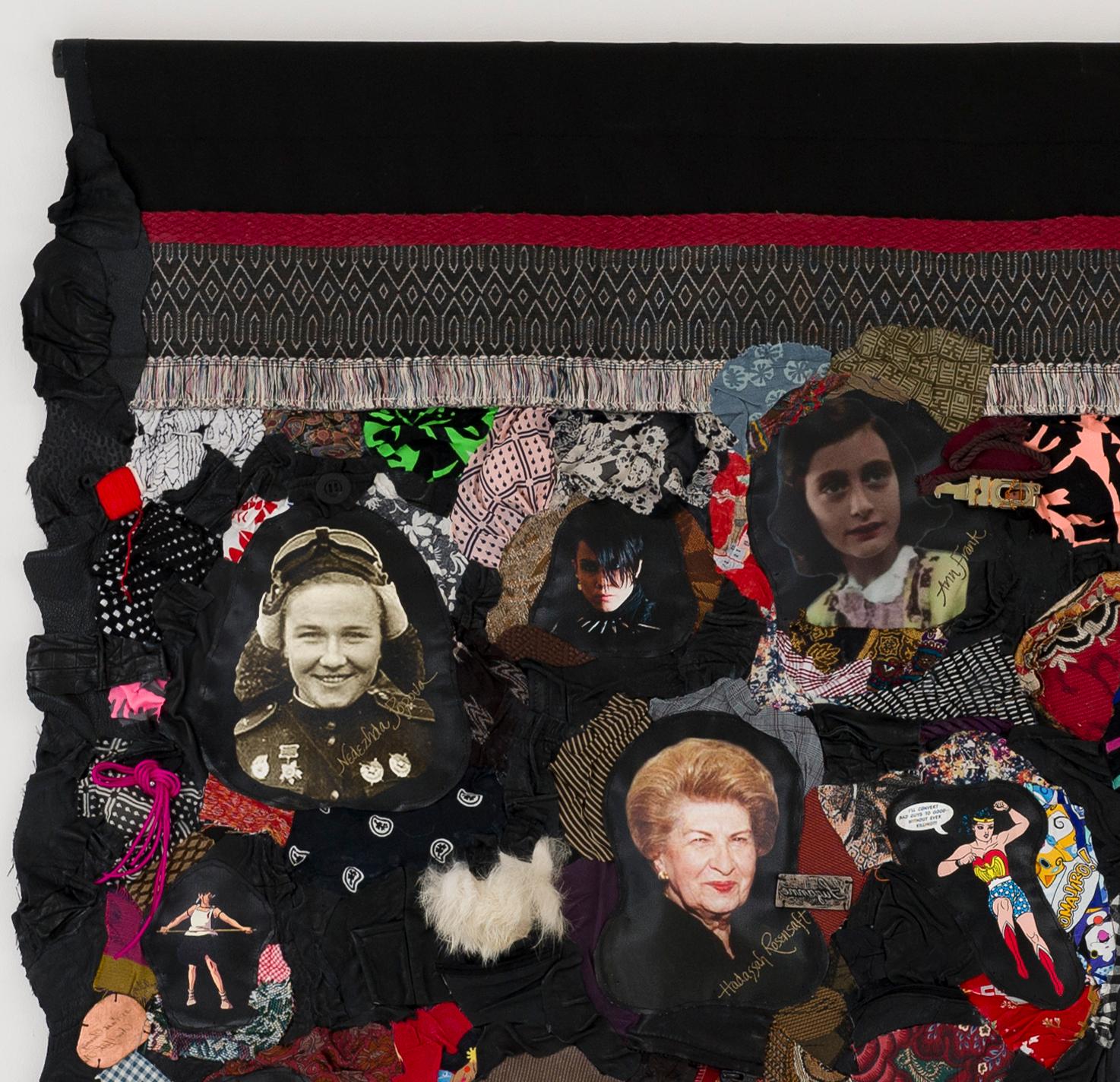 Feministische Contemporary Mixed Media Fabric Sculptural Tapestry - Ten Heroes 882  – Sculpture von Linda Stein