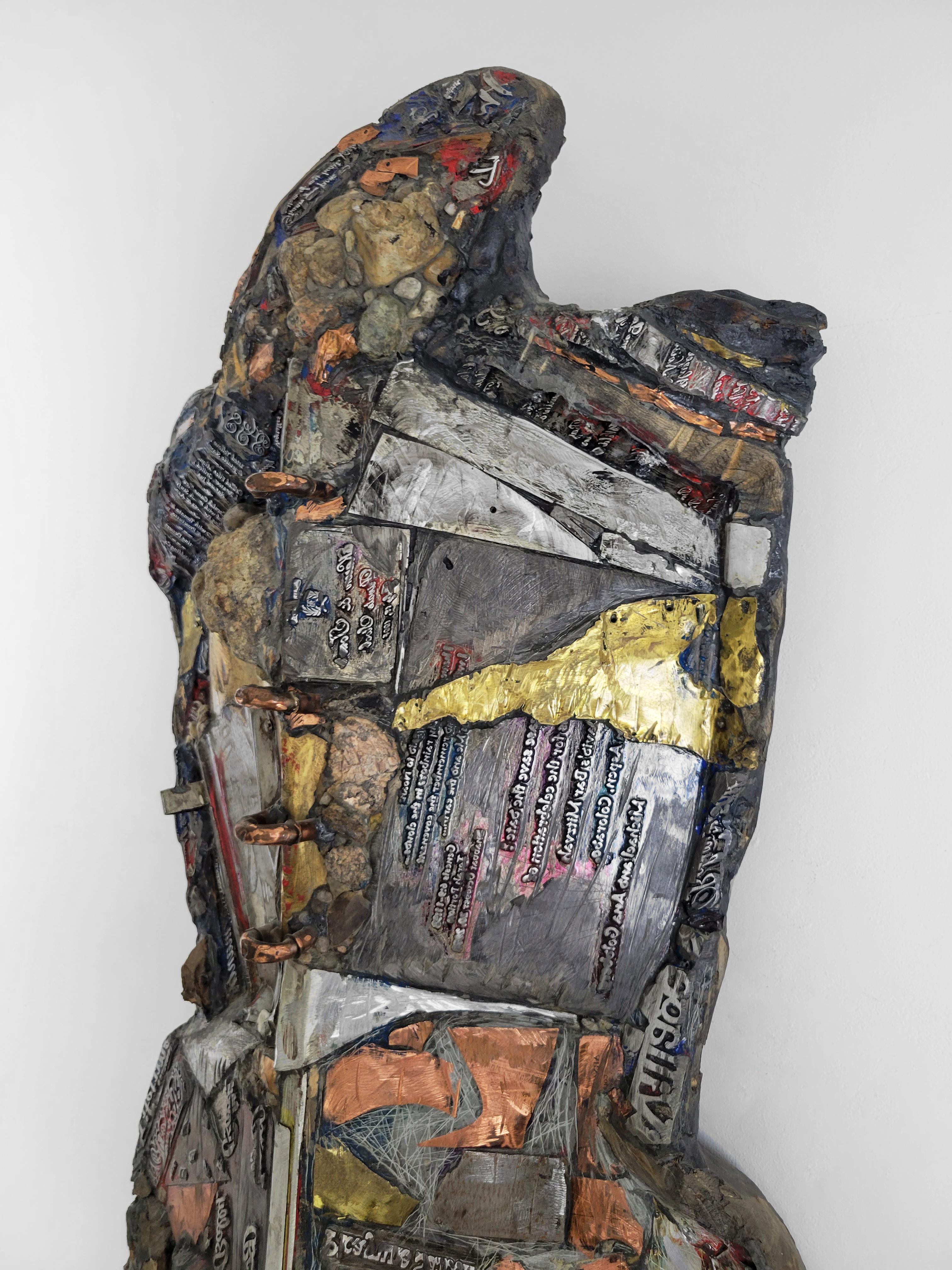Linda Stein, Caballero del Libro 526 - Escultura contemporánea de metal de técnica mixta en venta 2