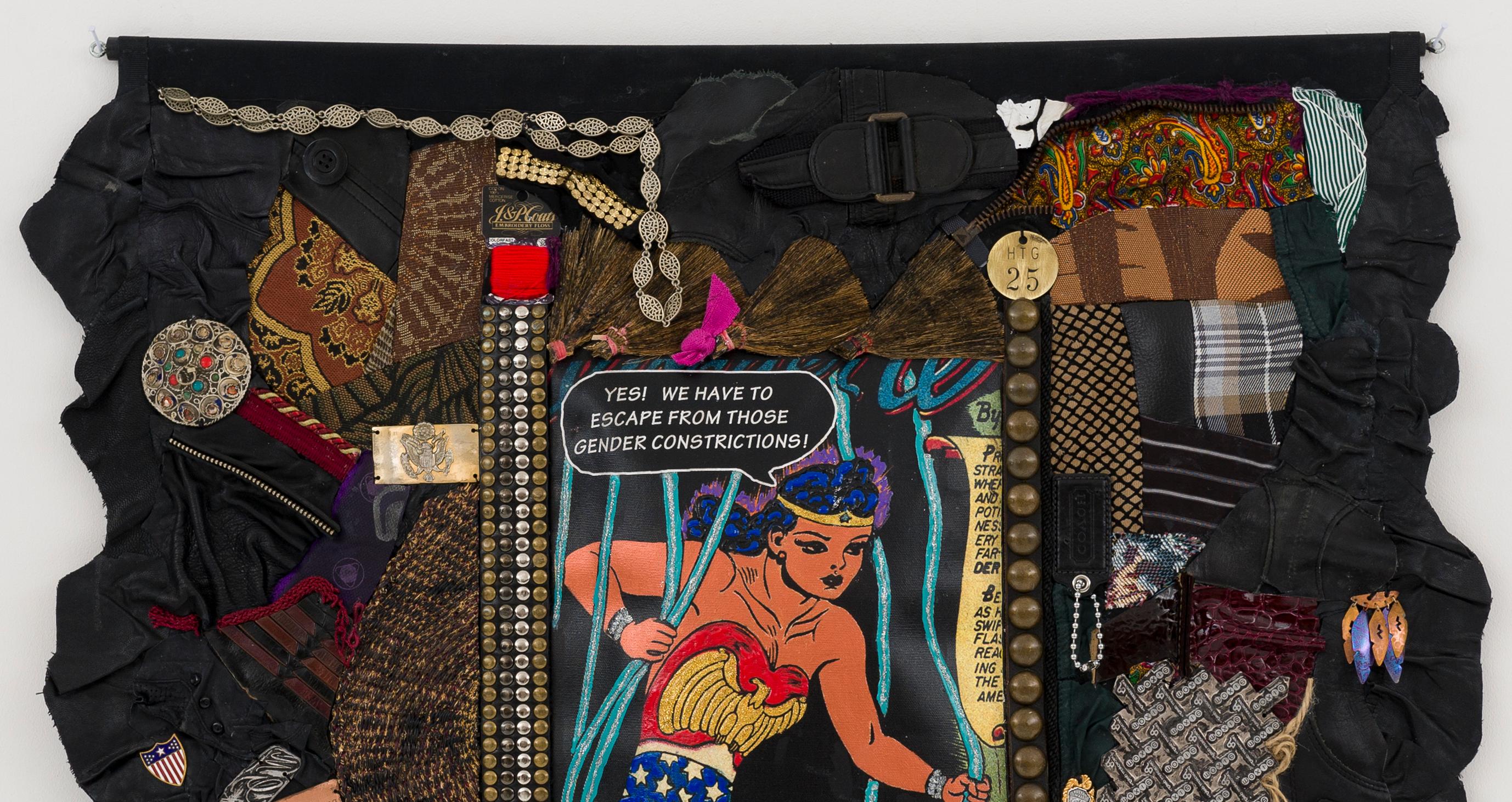 Tapiz Escultórico Negro de Tejido de Medios Mixtos Feministas - La Mujer Maravilla Escapa 892 en venta 1