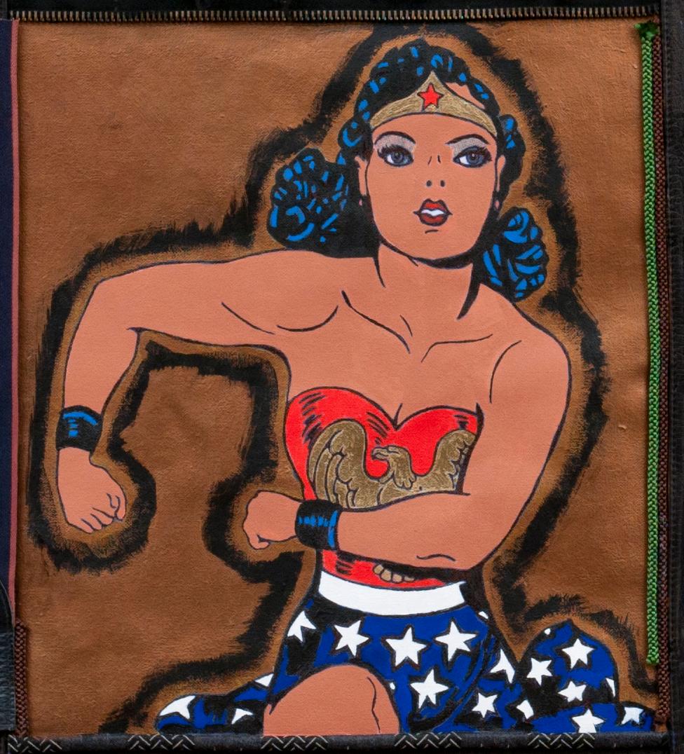 Arazzo scultoreo a tecnica mista femminista - Mobil di Wonder Woman 718 - Mixed Media Art Femminismo di Linda Stein