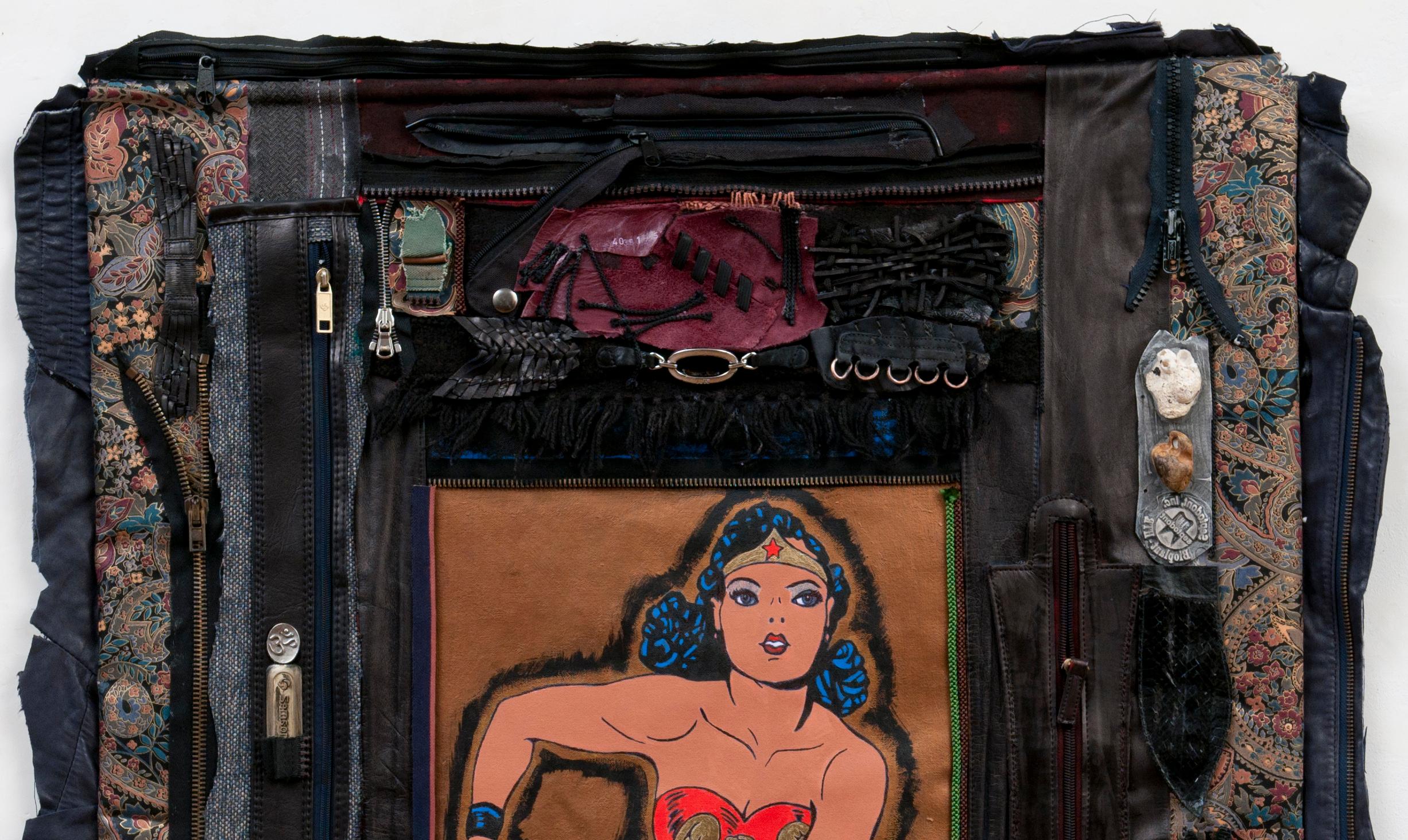 Linda Stein, Mobilitò di Wonder Woman 718 - Arazzo scultoreo femminista in tessuto a tecnica mista

La Stein ha iniziato a produrre arazzi scultorei nel 2011, in cui combina le immagini del suo pantheon di Esemplari femminili - Wonder Woman,