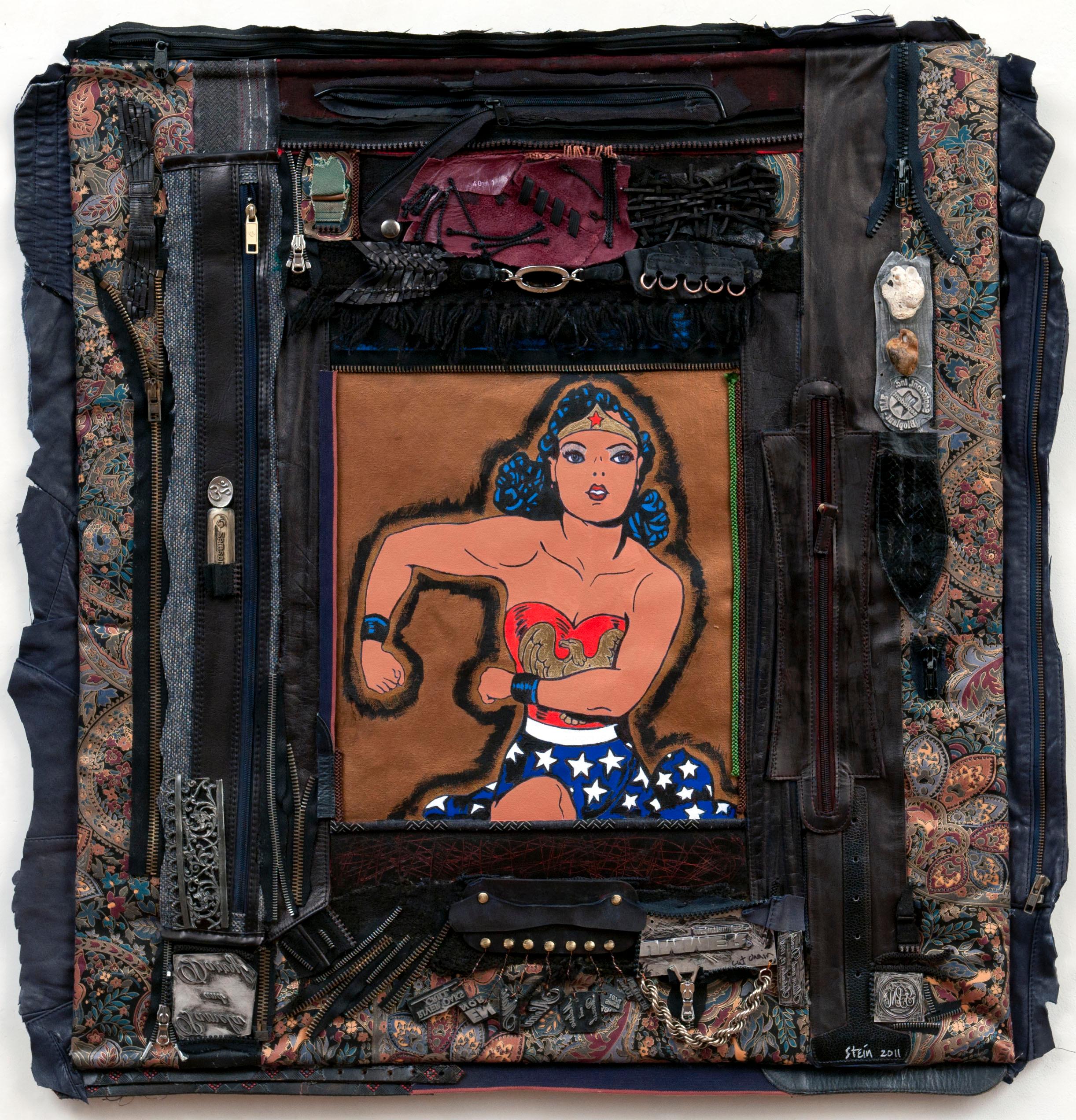 Arazzo scultoreo a tecnica mista femminista - Mobil di Wonder Woman 718 - Mixed Media Art di Linda Stein