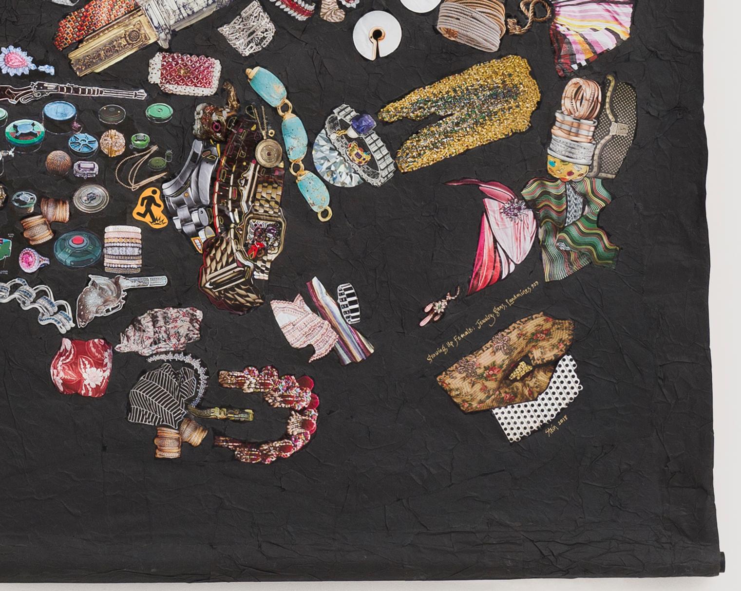 Linda Stein, Growing Up Female : Jewelry, Guns, Landmines 929 - Tapisserie sculpturale contemporaine féministe 

Growing Up Female : Jewelry, Guns, Landmines 929 fait partie de la série Sexism de Linda Stein, qui prône une perspective élargie des