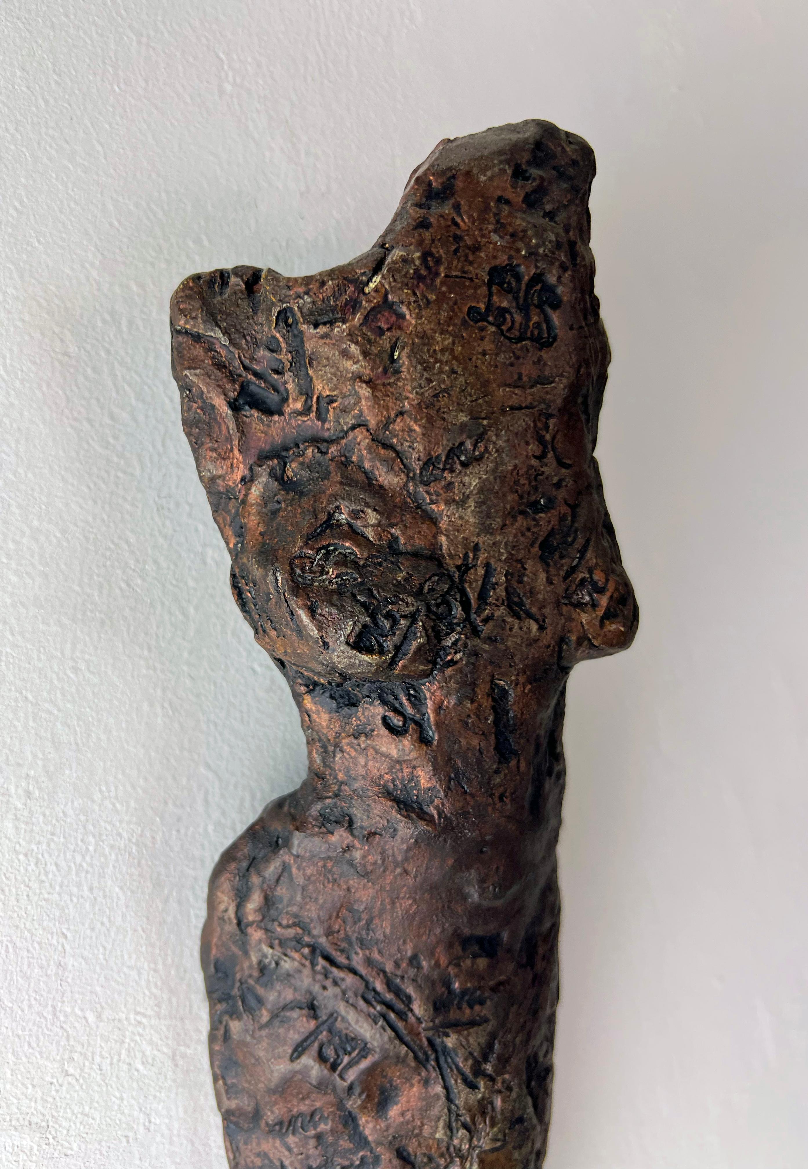 Amerikanische zeitgenössische keramische Skulptur - Linda Stein, Forest Knight 611 im Angebot 3