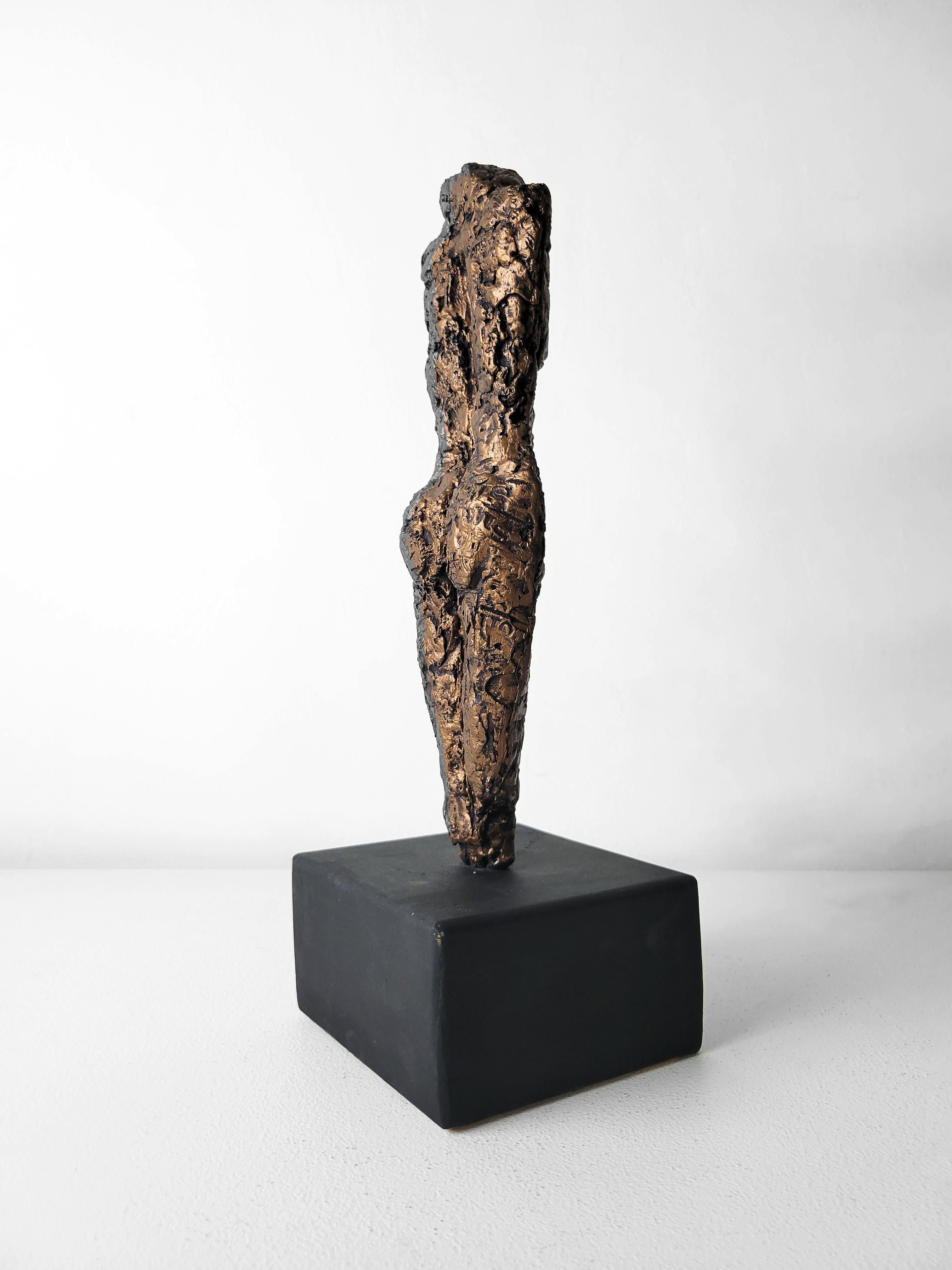 Linda Stein, Dunkle Ritter 692 – zeitgenössische Metallic-Skulptur aus Mischtechnik im Angebot 3