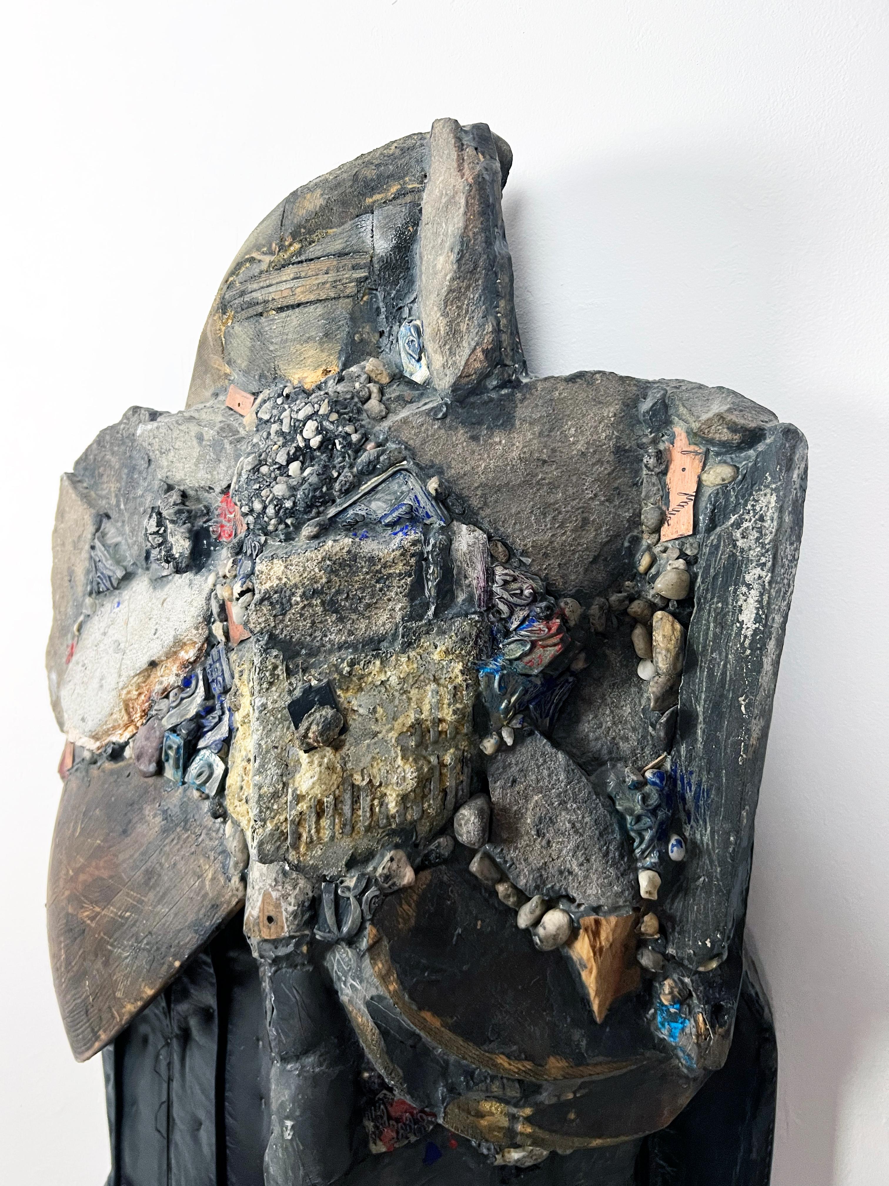 Cette sculpture de la série Knights of Protection de Linda Stein fonctionne à la fois comme un défenseur au combat et comme un symbole de pacifisme.  La série fait référence à des icônes populaires et religieuses telles que Wonder Woman, Princesse