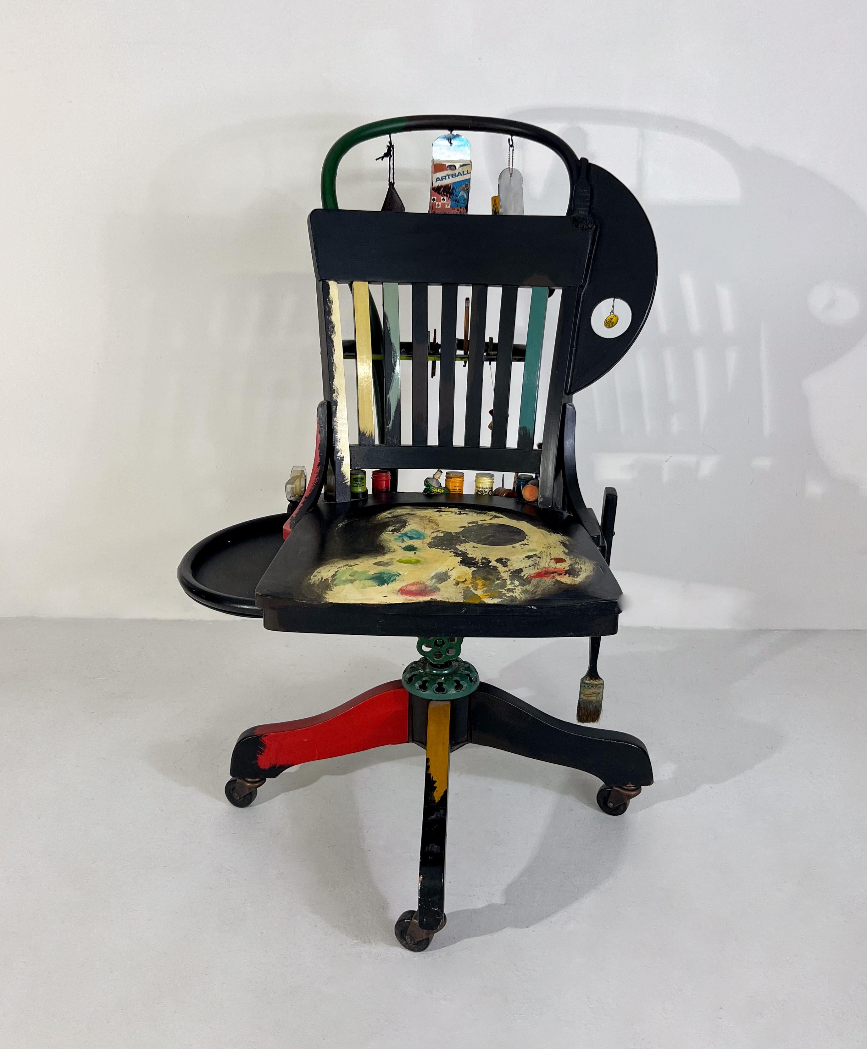 Chaise contemporaine féministe américaine Sculpture noire rouge - Brosse pivotante 64