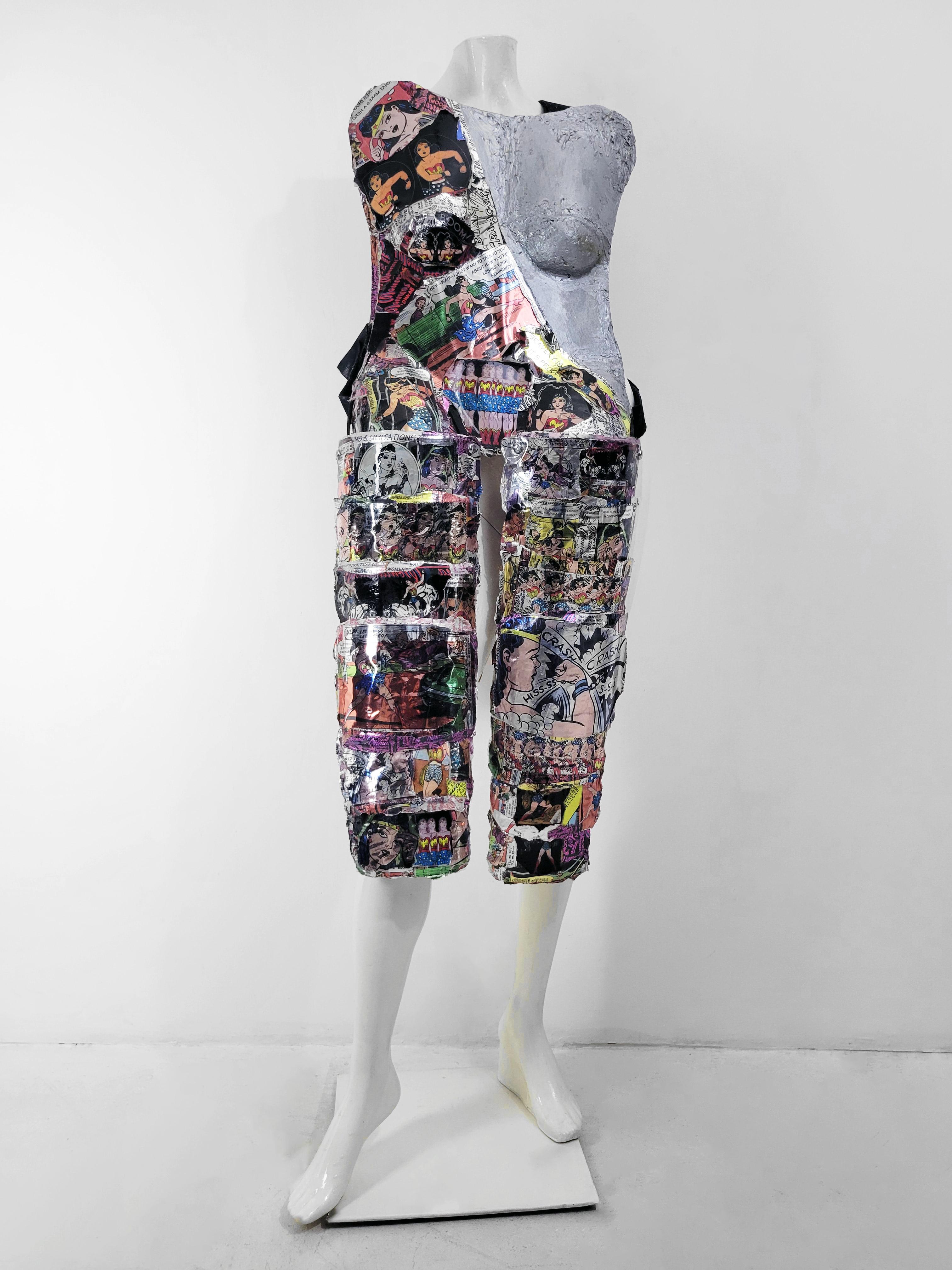 Arrow Knight 670 – zeitgenössische tragbare Performance-Skulptur aus Mischtechnik – Sculpture von Linda Stein