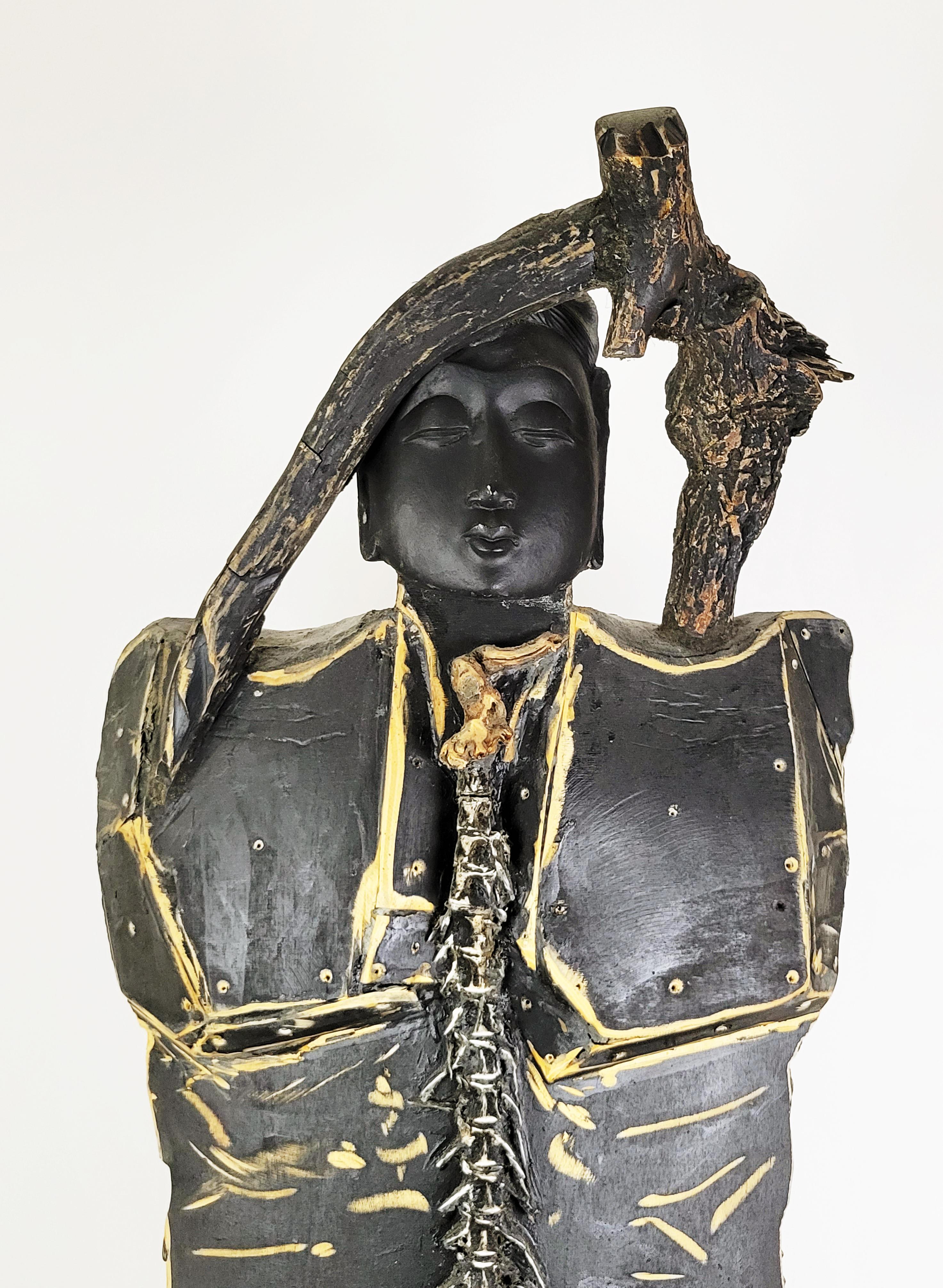 Schwarzer Garderoben 633 – zeitgenössische Mixed Media-Wappenskulptur – Sculpture von Linda Stein