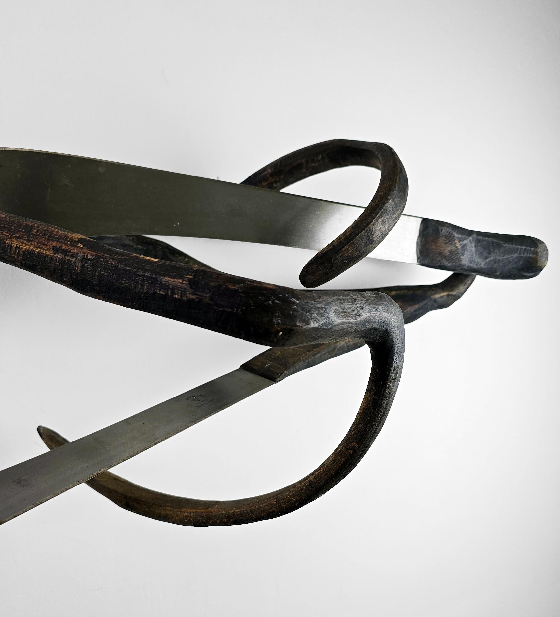 Linda Stein, Lame 197 - Scultura da parete a tecnica mista in metallo e legno per musei d'arte contemporanea

Negli anni '90 Linda Stein iniziò a lavorare a una serie chiamata Blades, opere scultoree che incorporavano lame di machete. Ha smussato a