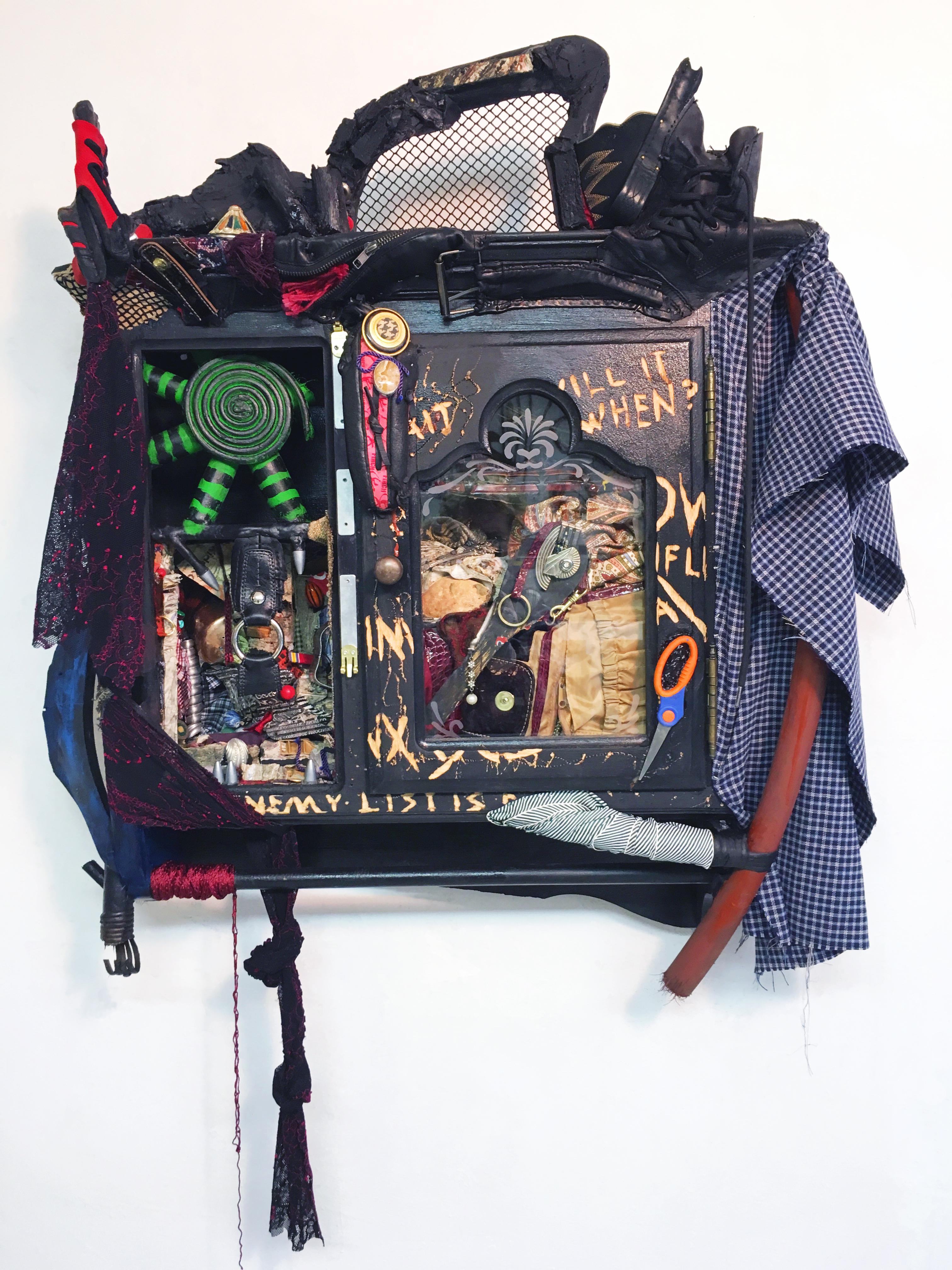 Linda Stein, Brought/Left Behind 856 – zeitgenössische Kunst-Skulptur in Mischtechnik im Angebot 1