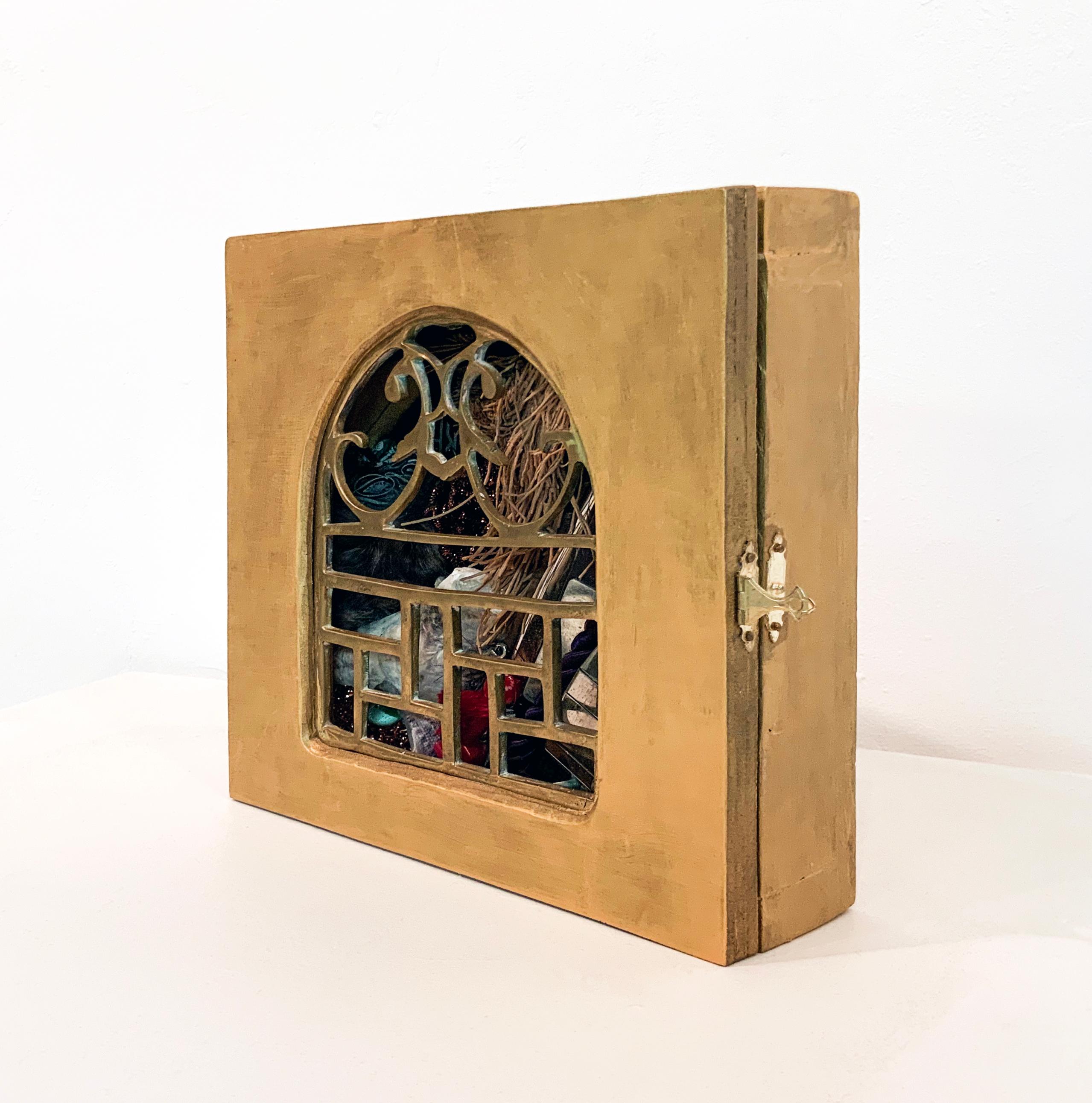 Estuche Gold 884 - Gabinete de Curiosidades, Wunderkammer, Escultura de Arte Contemporáneo - Sculpture de Linda Stein