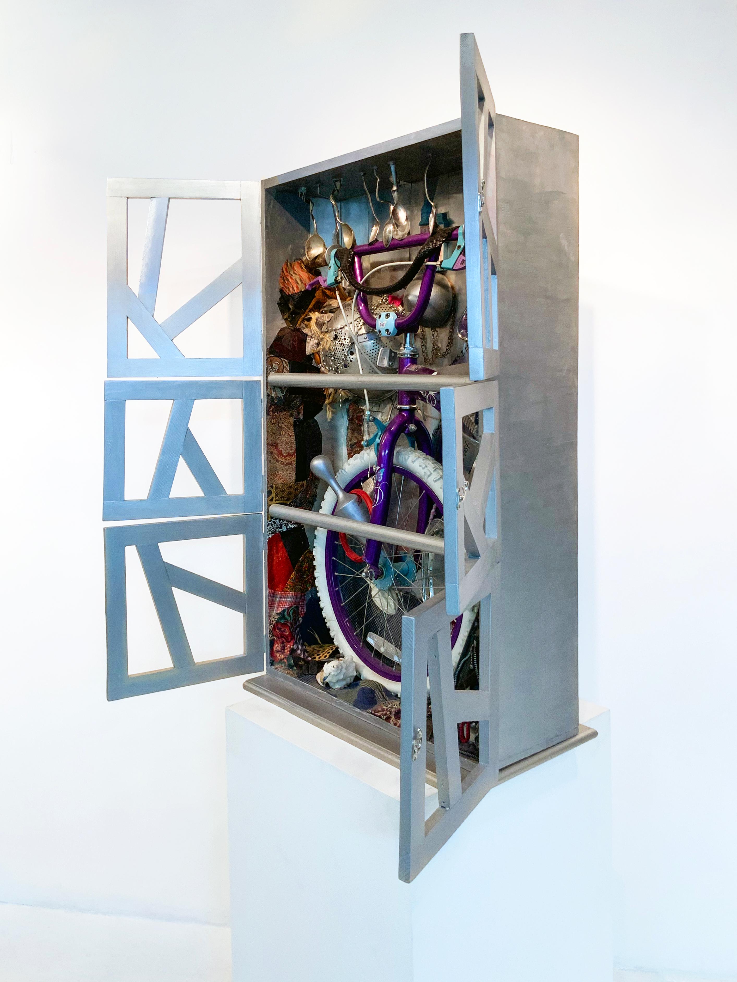 Armario con Bicicleta 890 - Gabinete de Curiosidades, Escultura de Arte Wunderkammer - Sculpture Contemporáneo de Linda Stein