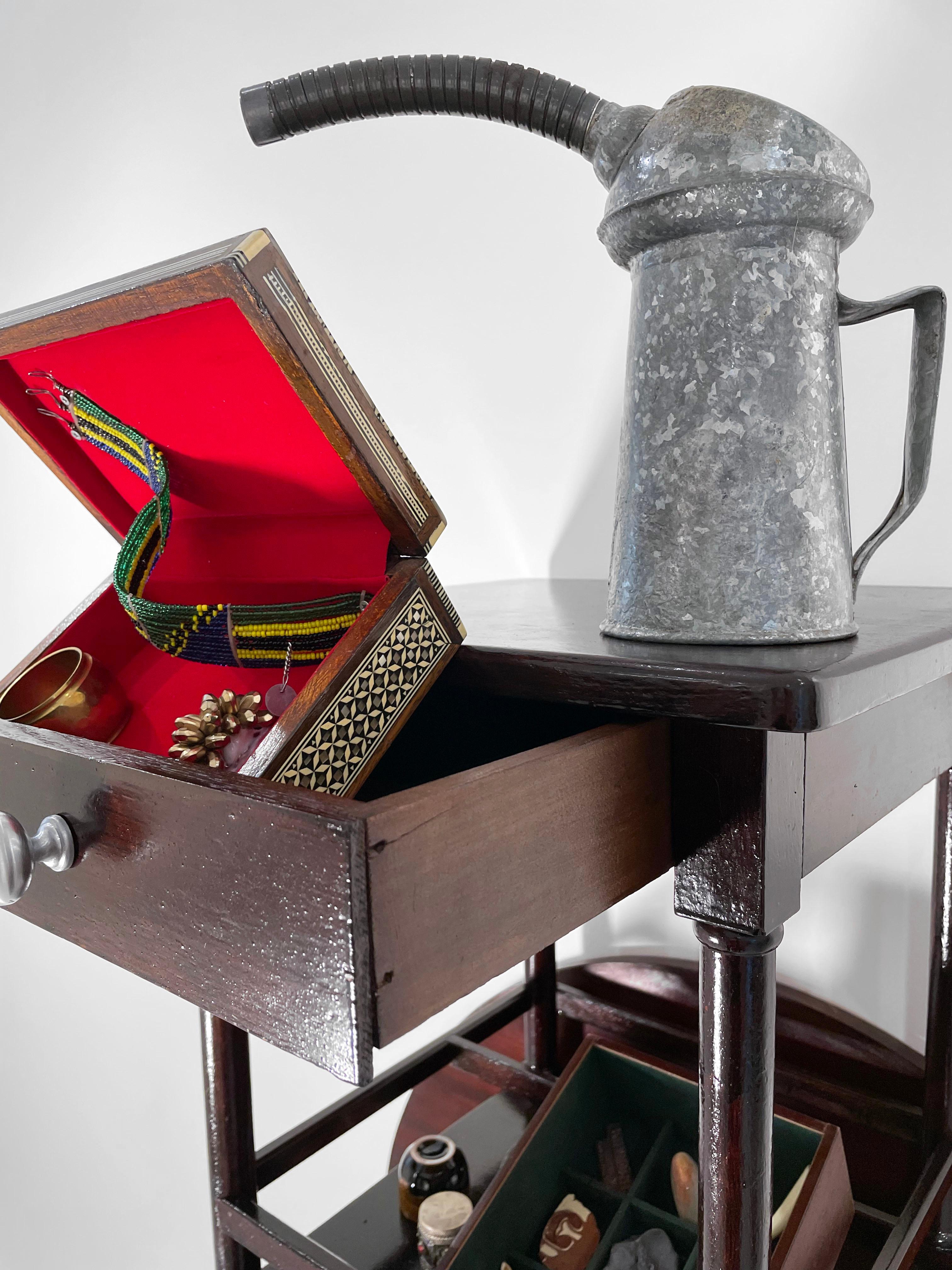 Linda Stein, Recordatorios 1167 - Escultura de arte contemporáneo de técnica mixta Wunderkammer Cabinet

Esta obra de la serie Desplazamiento del Hogar de Linda Stein se inspira en la tradición de las wunderkammer/armarios de curiosidades para poner